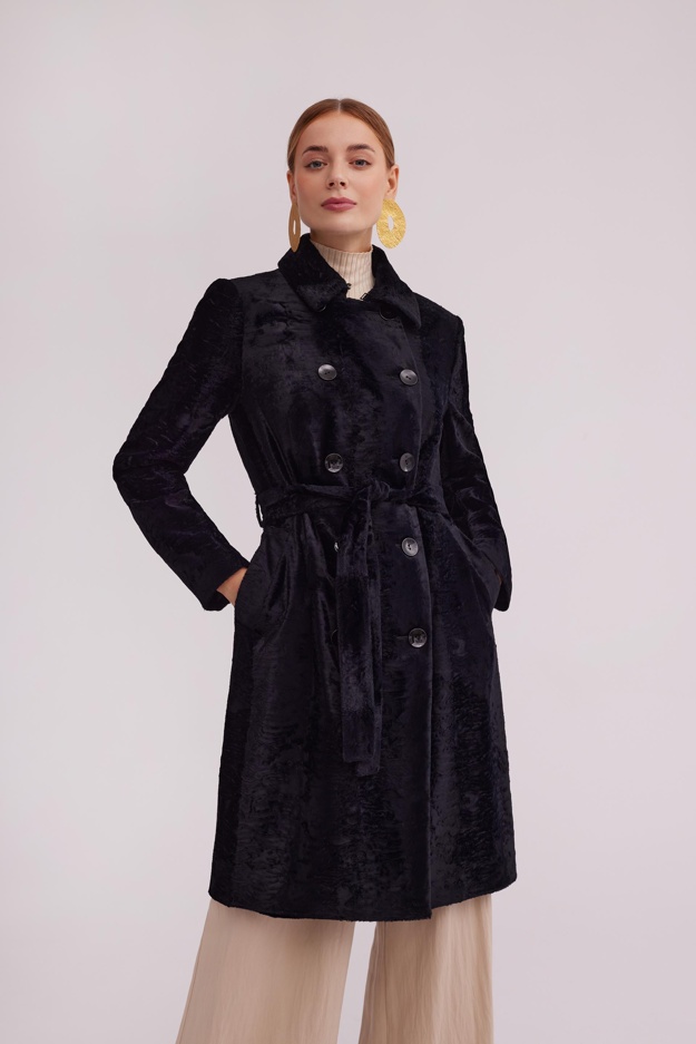 Czarny płaszcz z wiązanym paskiem Makalu