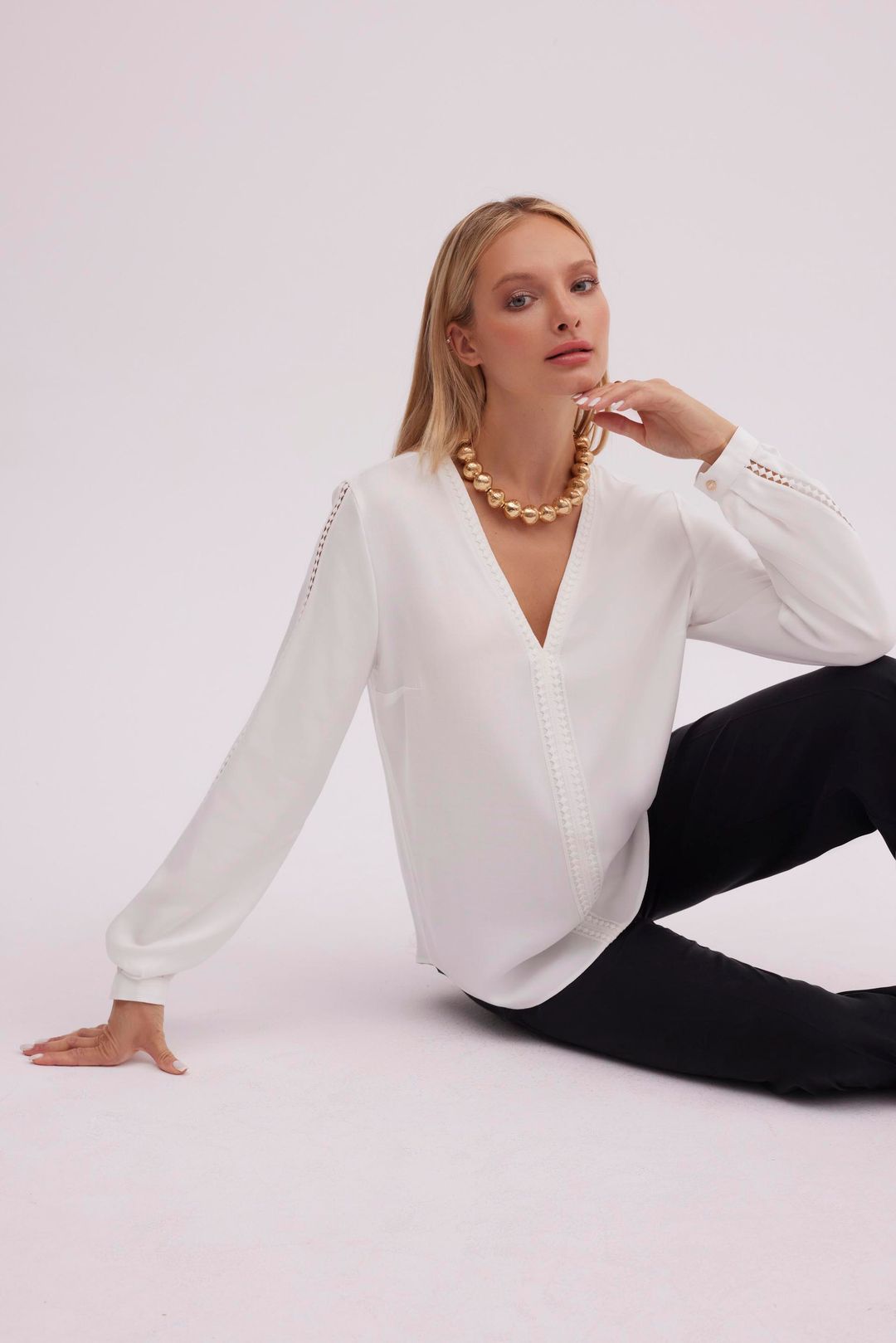 Elegancka bluzka z ozdobną koronką Makalu