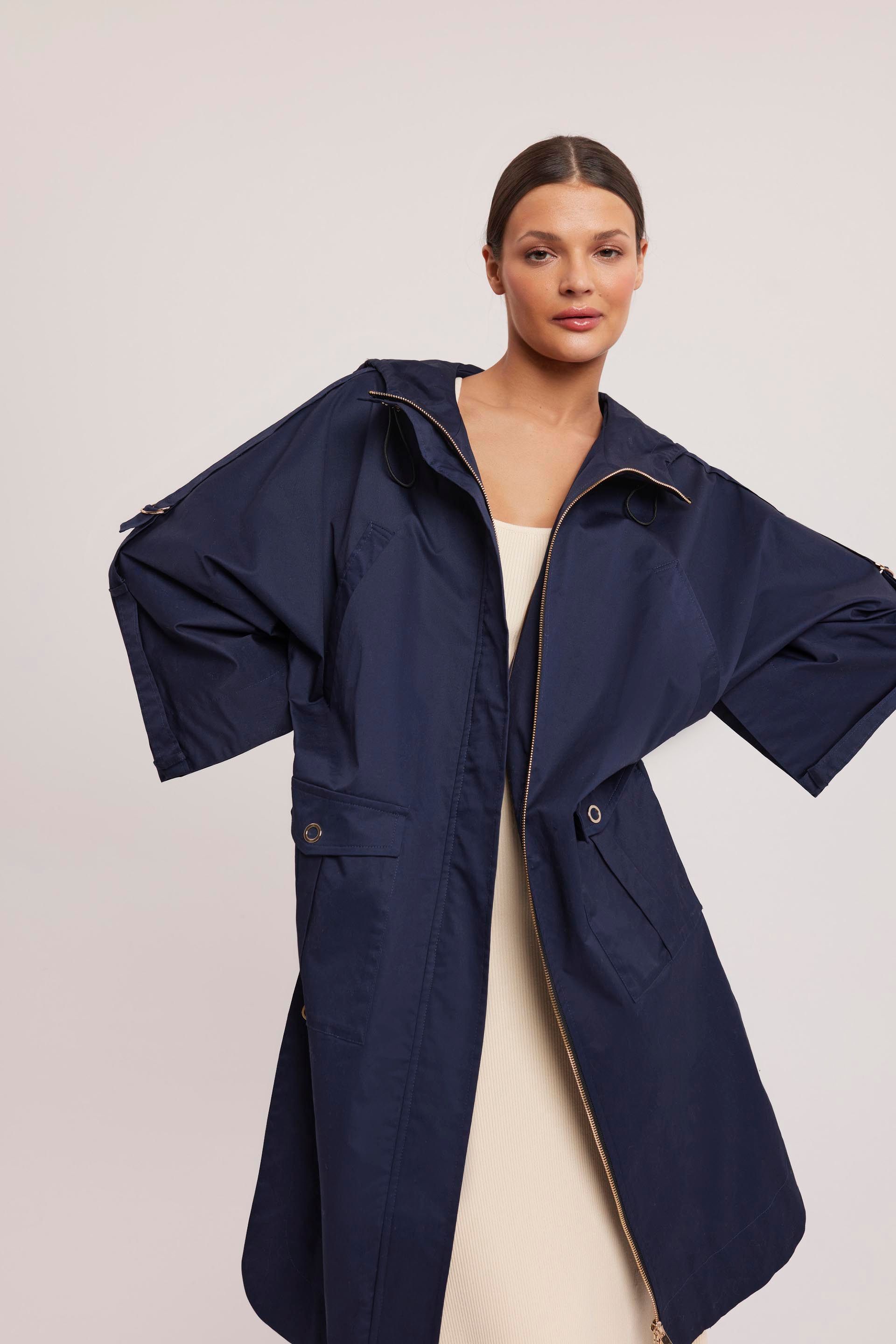 
Granatowa kurtka typu parka 
