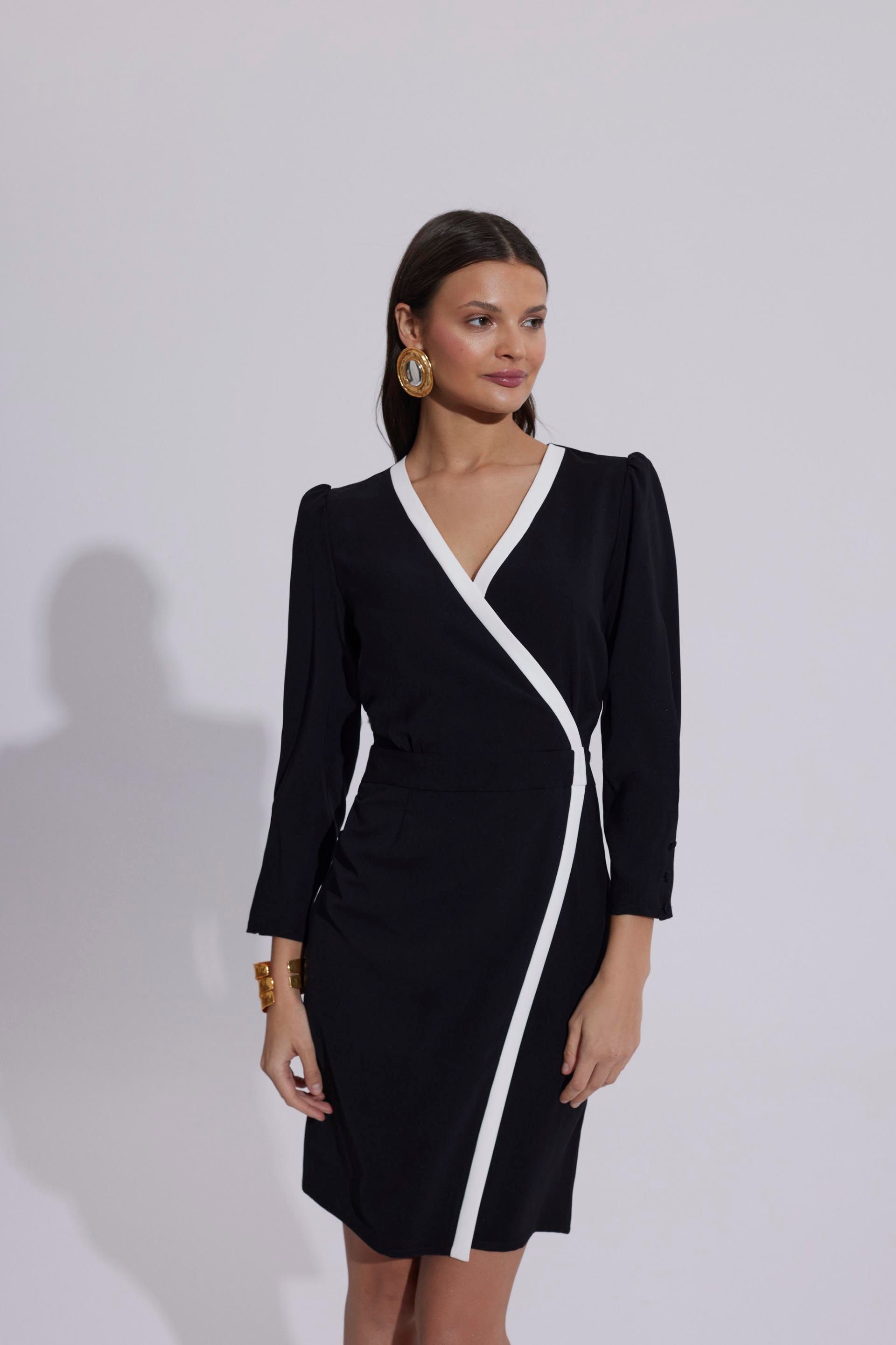 Elegancka sukienka z ozdobną taśmą Makalu