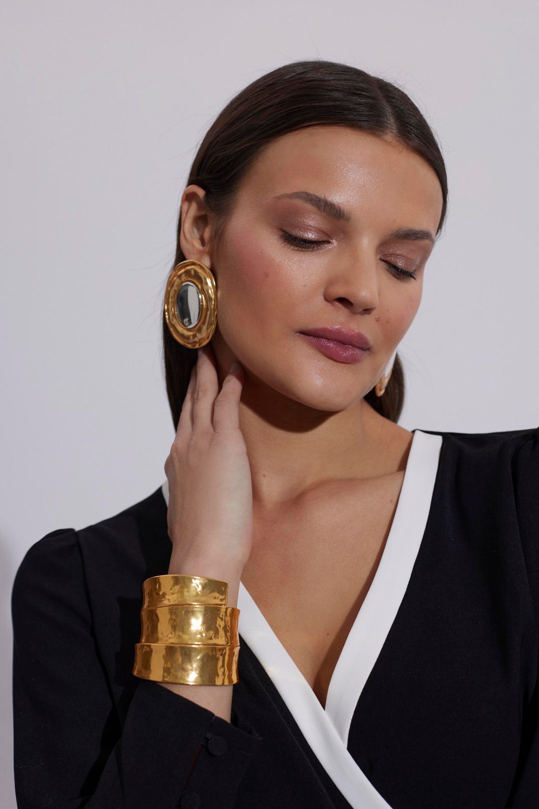 Elegancka sukienka z ozdobną taśmą Makalu