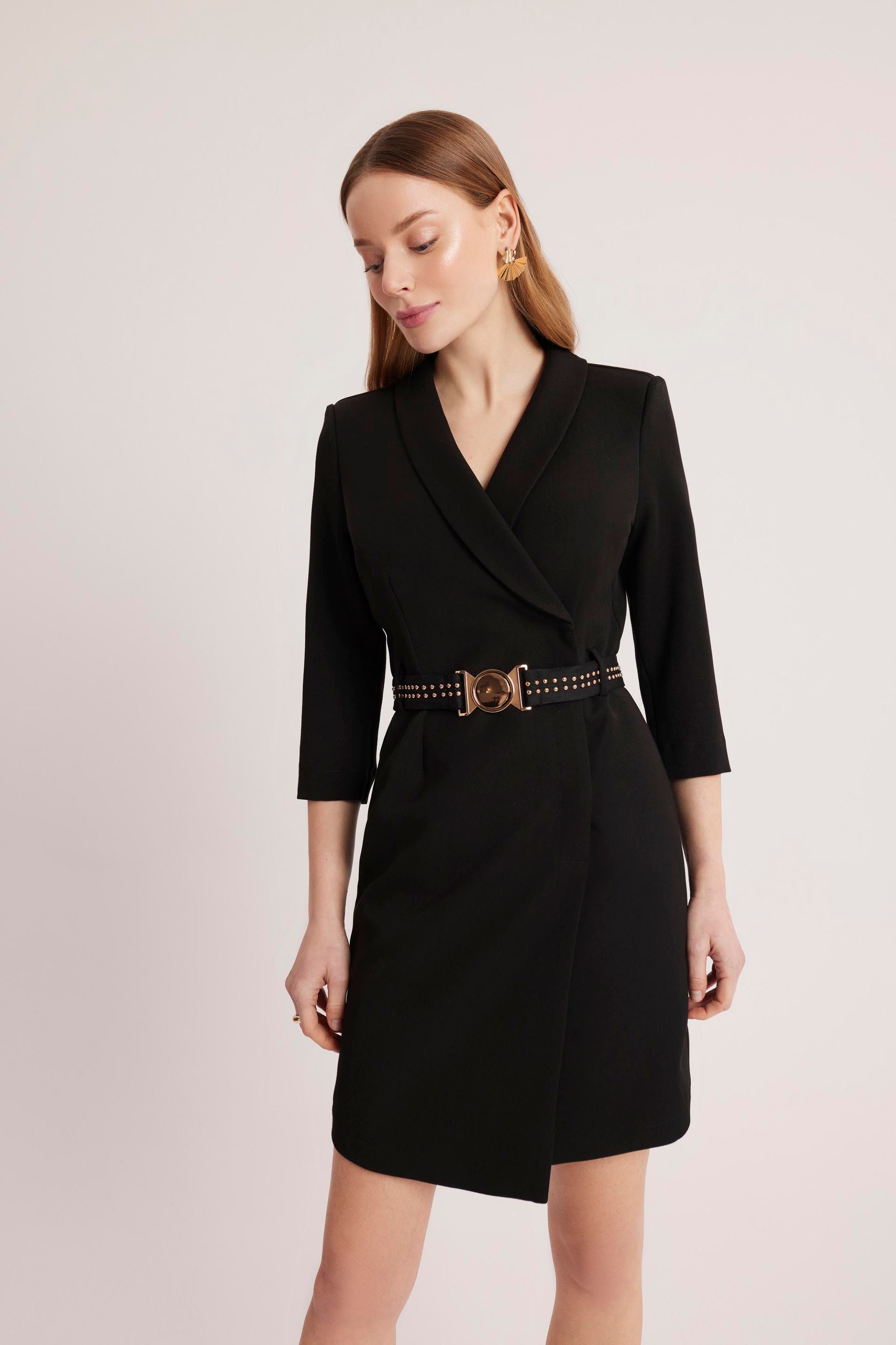 
Elegancka czarna sukienka 
