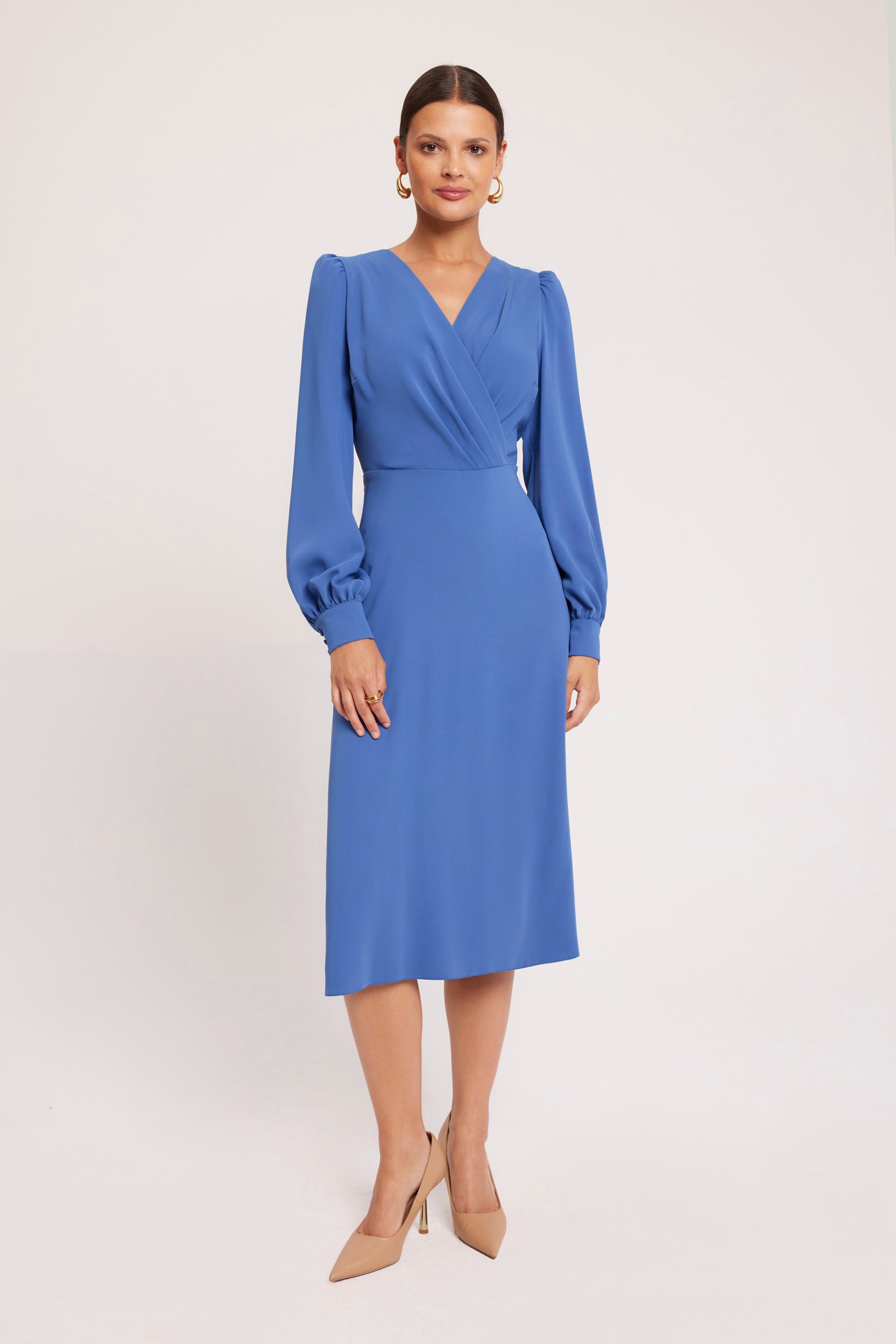 Elegancka niebieska sukienka