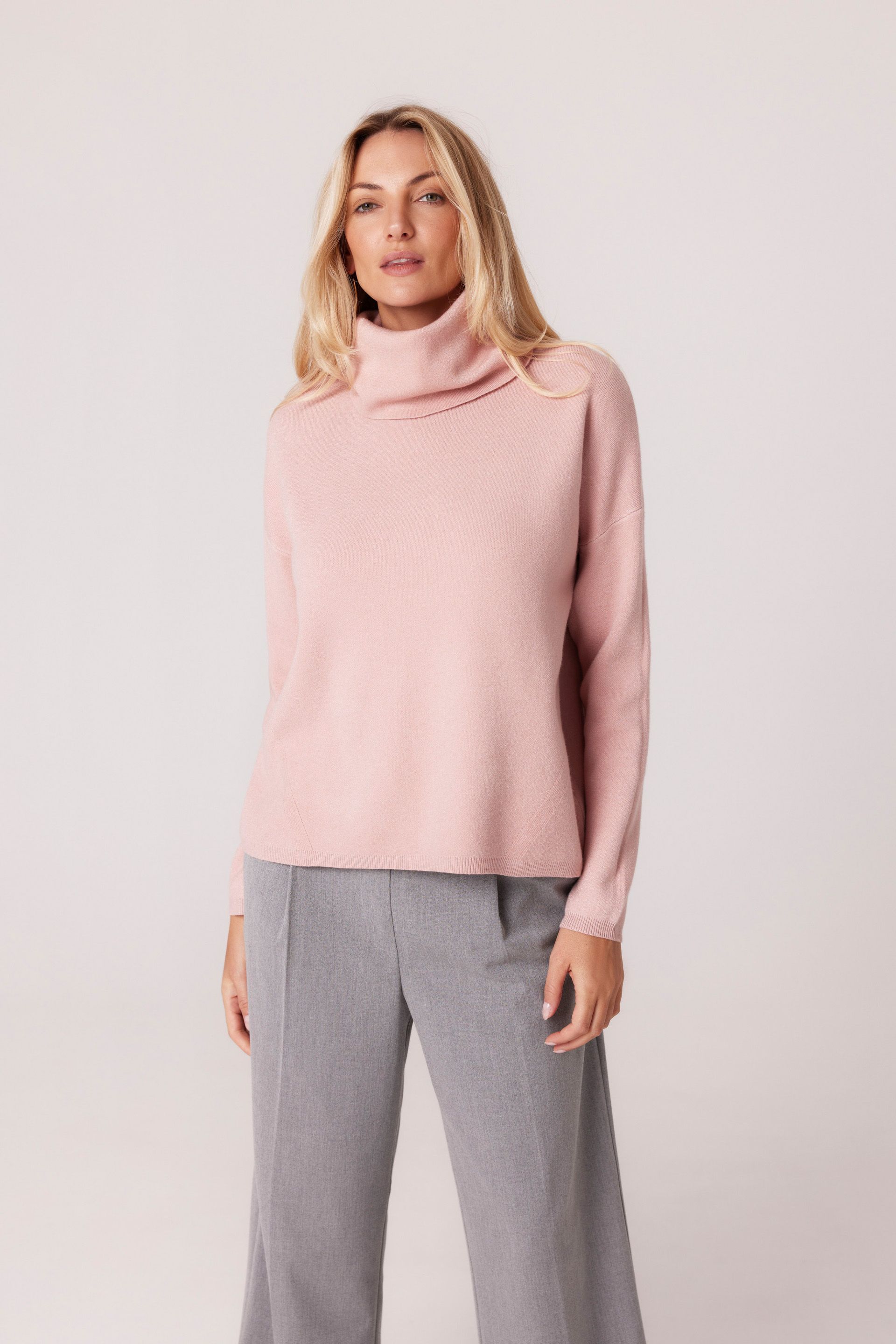 Różowy sweter z golfem Makalu