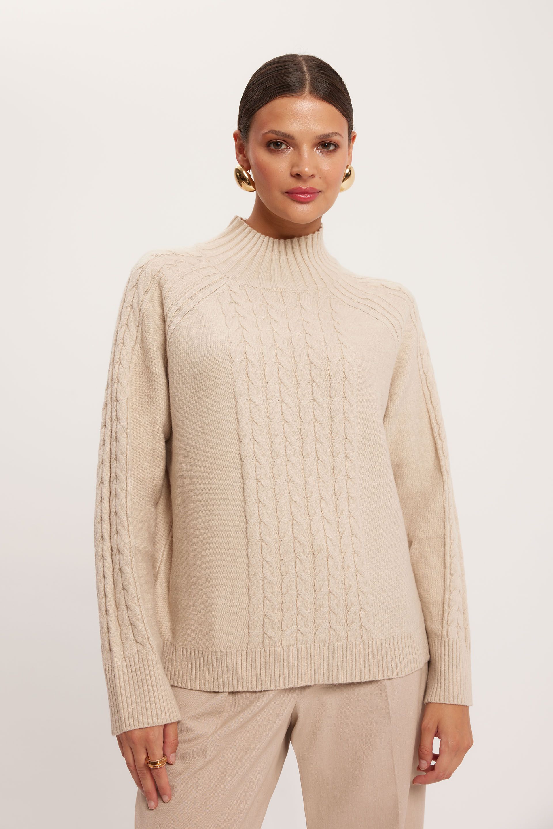 
Beżowy sweter z półgolfem 
