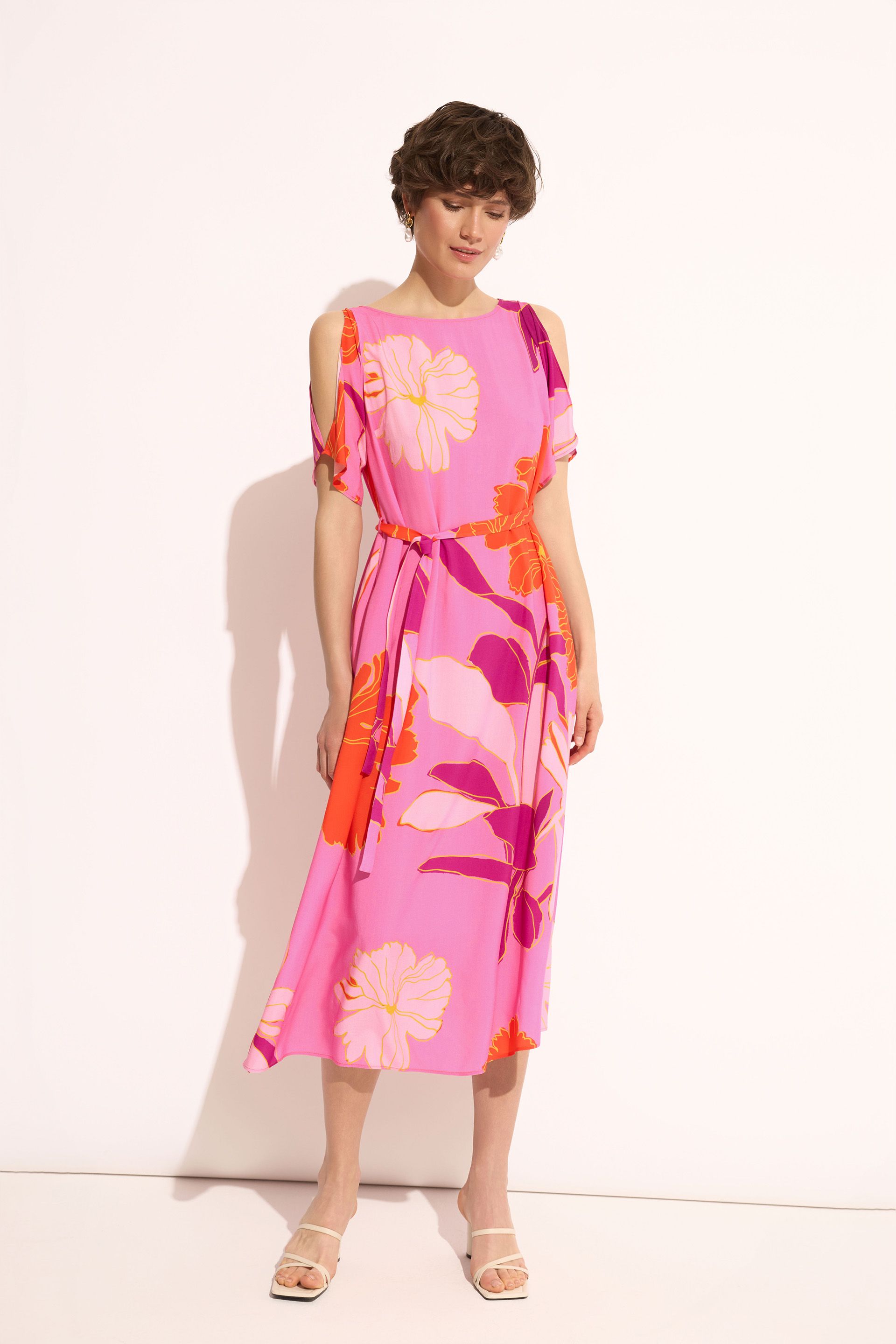 Wzorzysta sukienka midi z wiązaniem