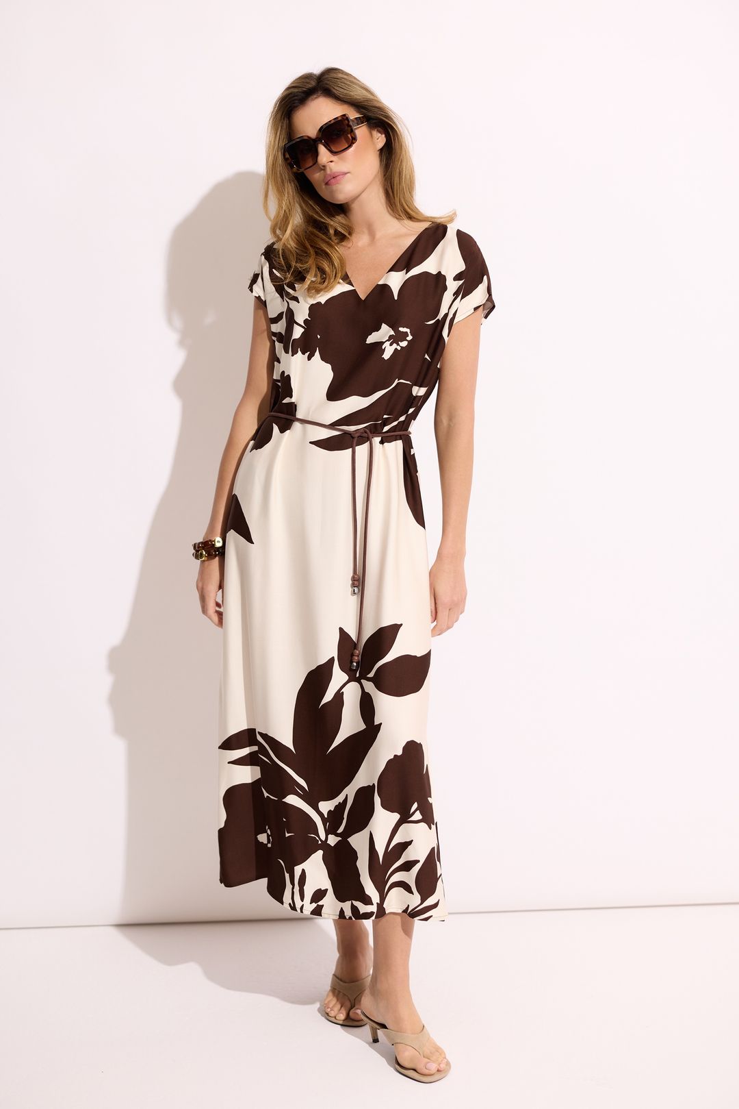 Beżowo-brązowa sukienka maxi w print – damska sukienka