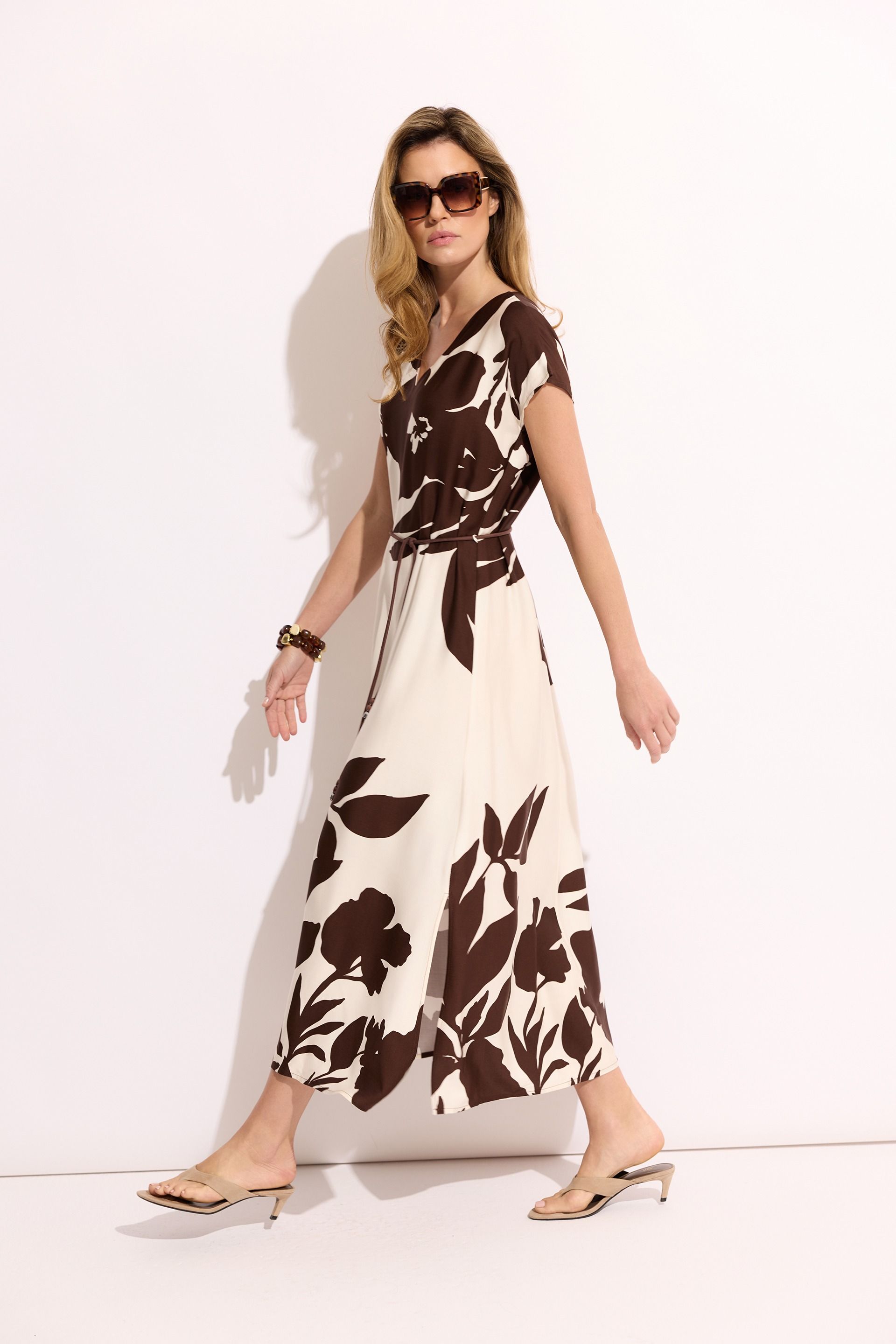 Beżowo-brązowa sukienka maxi w print – damska sukienka