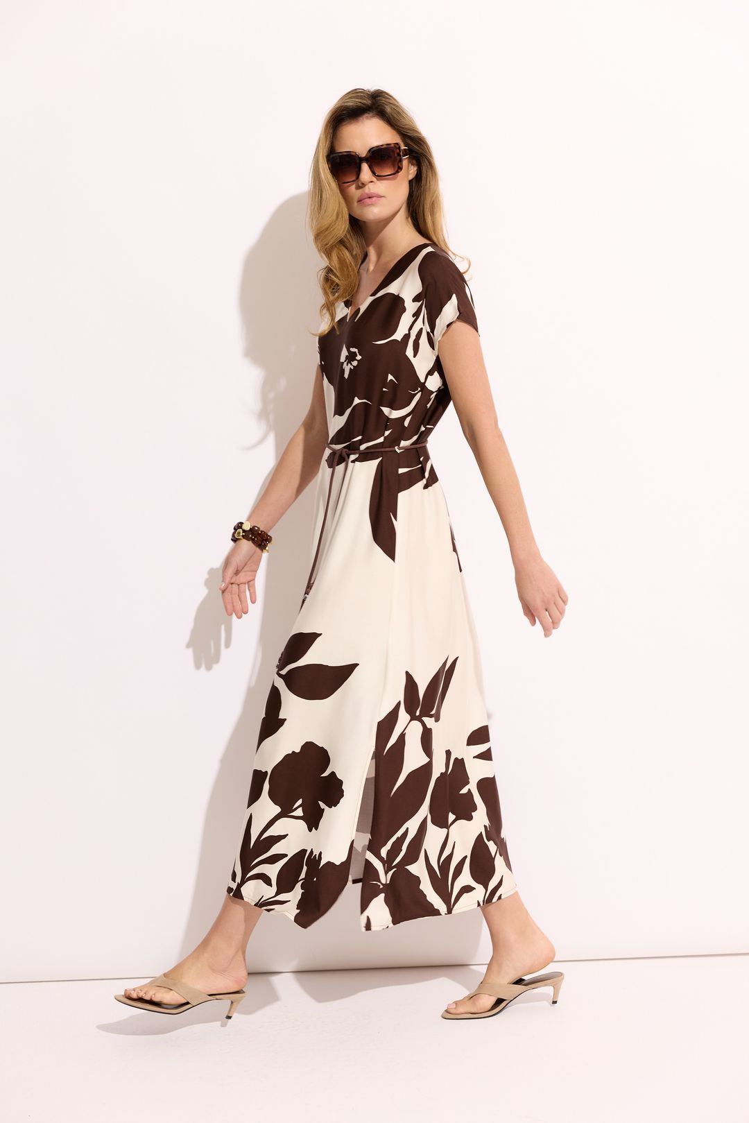 Beżowo-brązowa sukienka maxi w print – damska sukienka