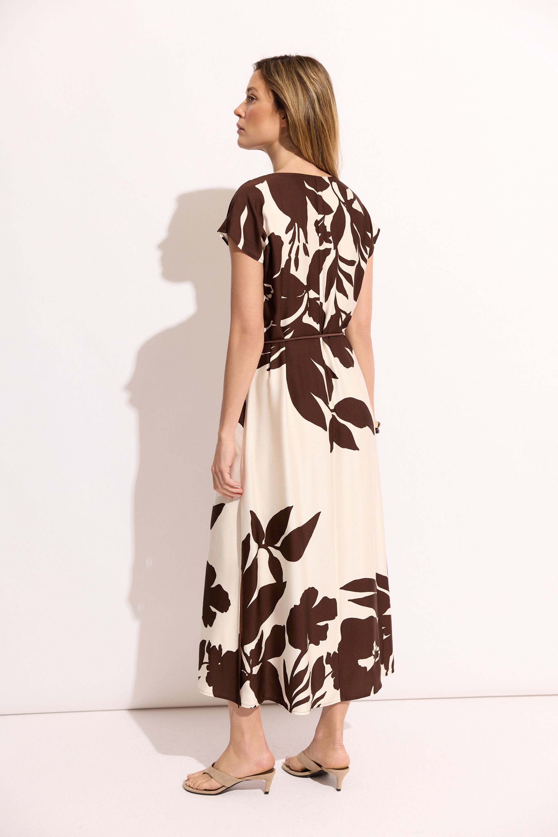 Beżowo-brązowa sukienka maxi w print – damska sukienka