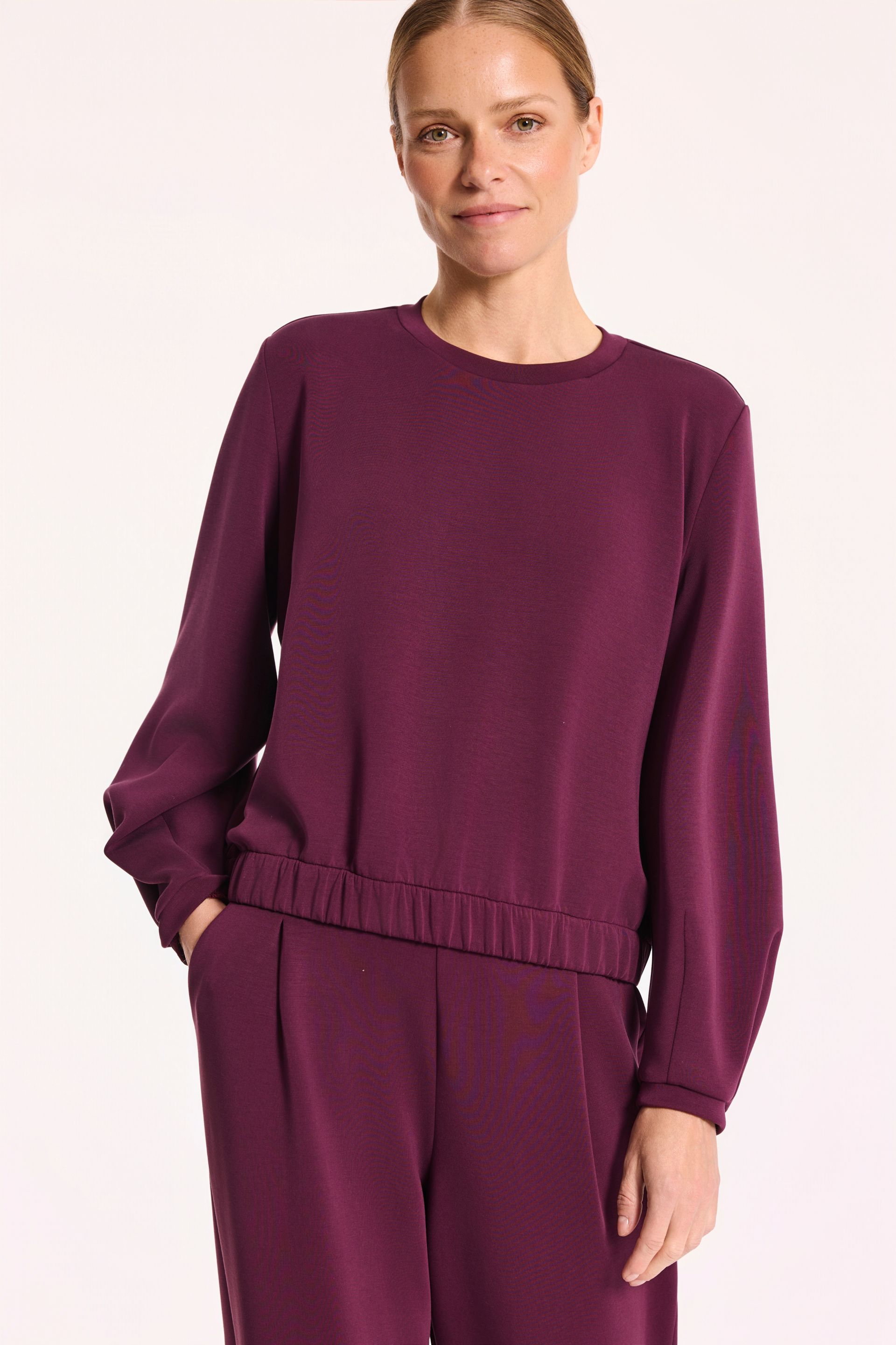 Dzianinowa bluza w burgundowym kolorze