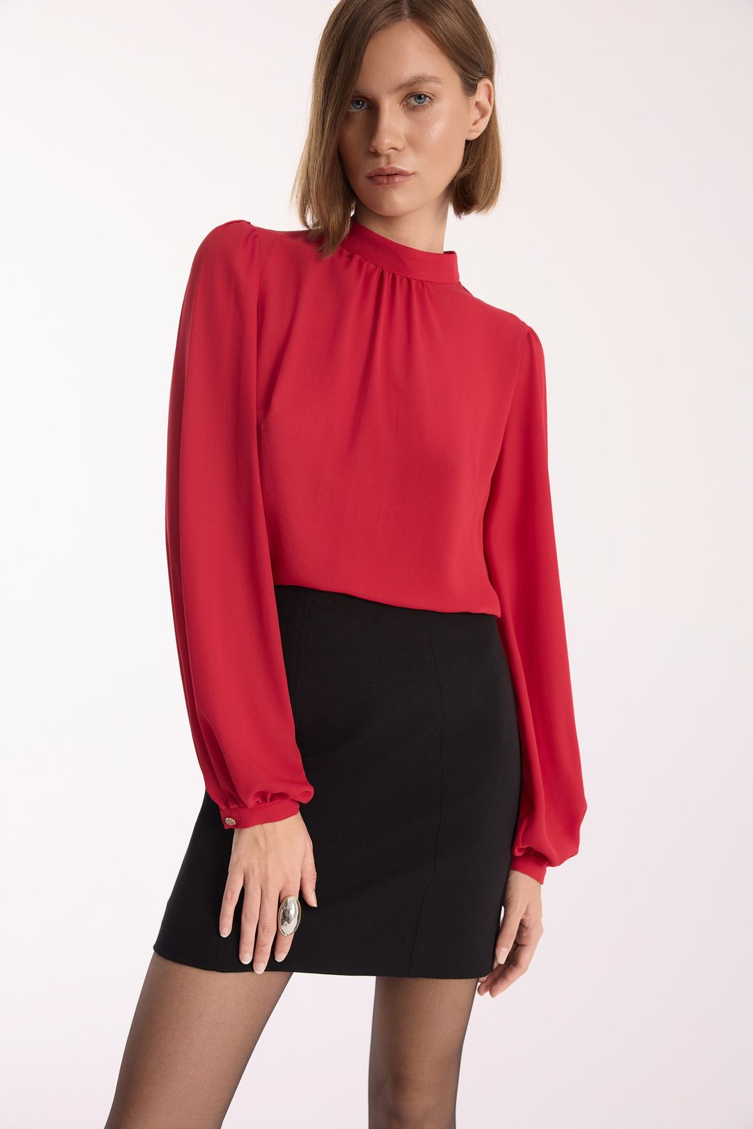 Czarna dzianinowa spódnica mini – elegancja i wygoda | Makalu