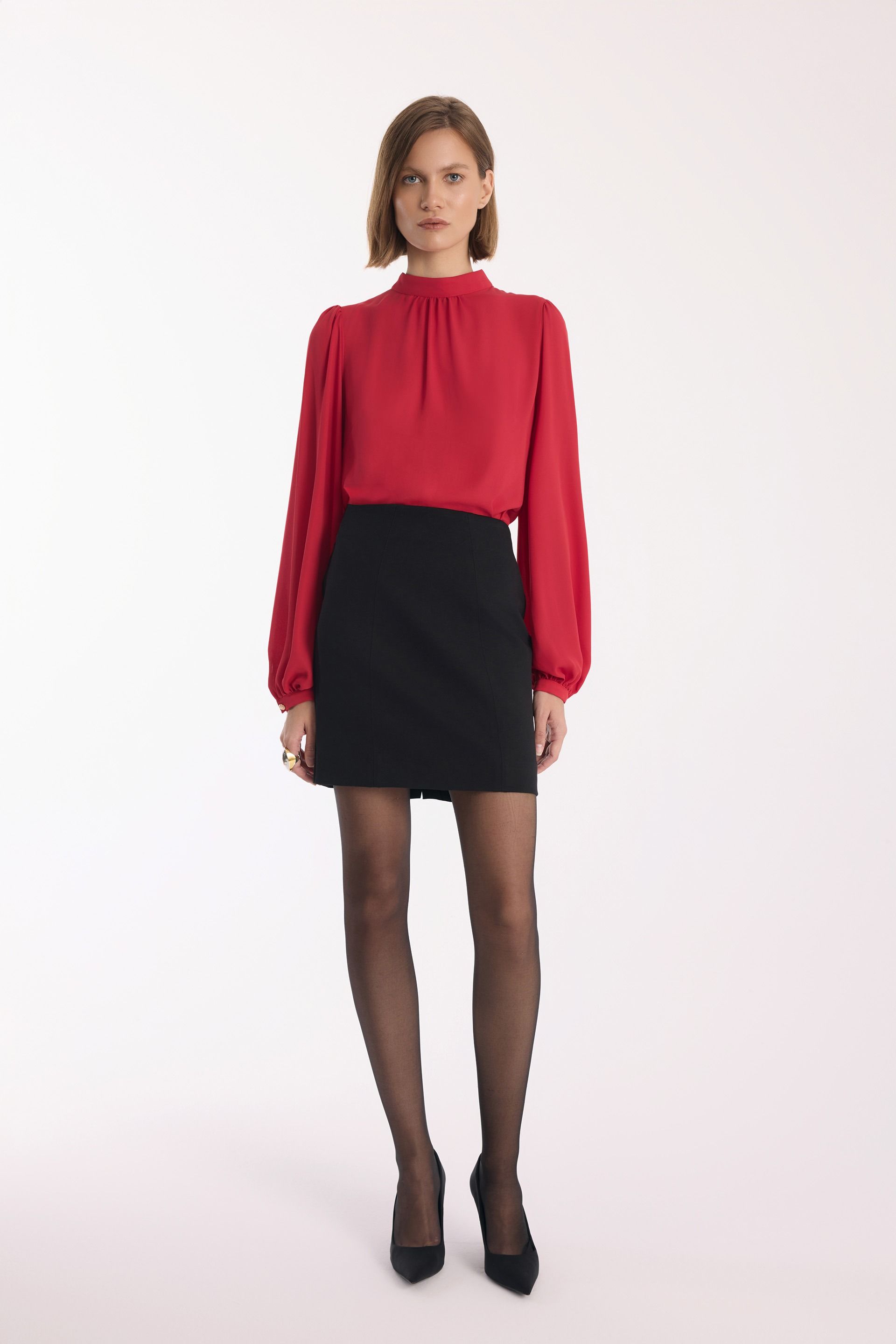 Czarna dzianinowa spódnica mini – elegancja i wygoda | Makalu