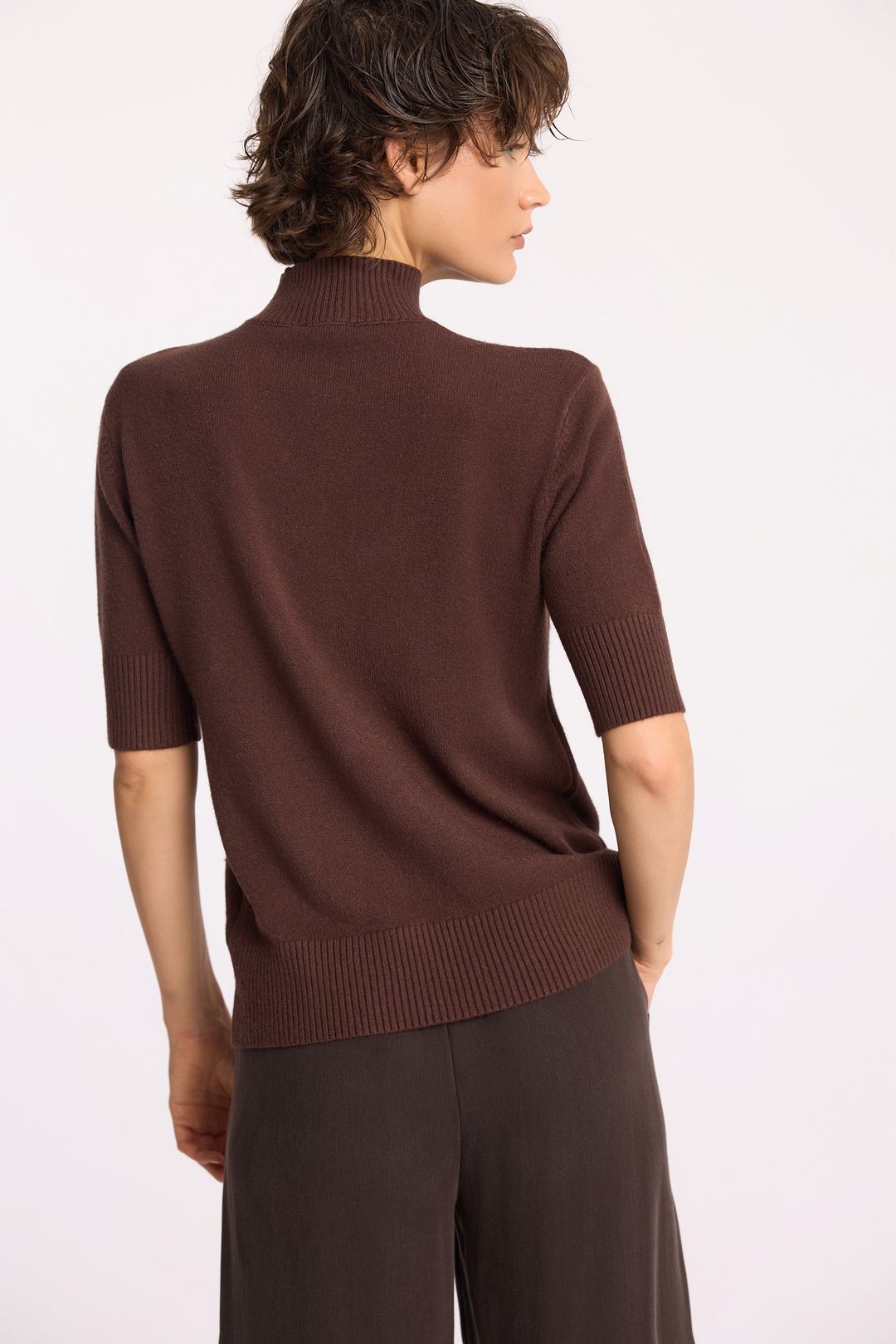 Brązowy sweter z półgolfem z domieszką modalu | Makalu
