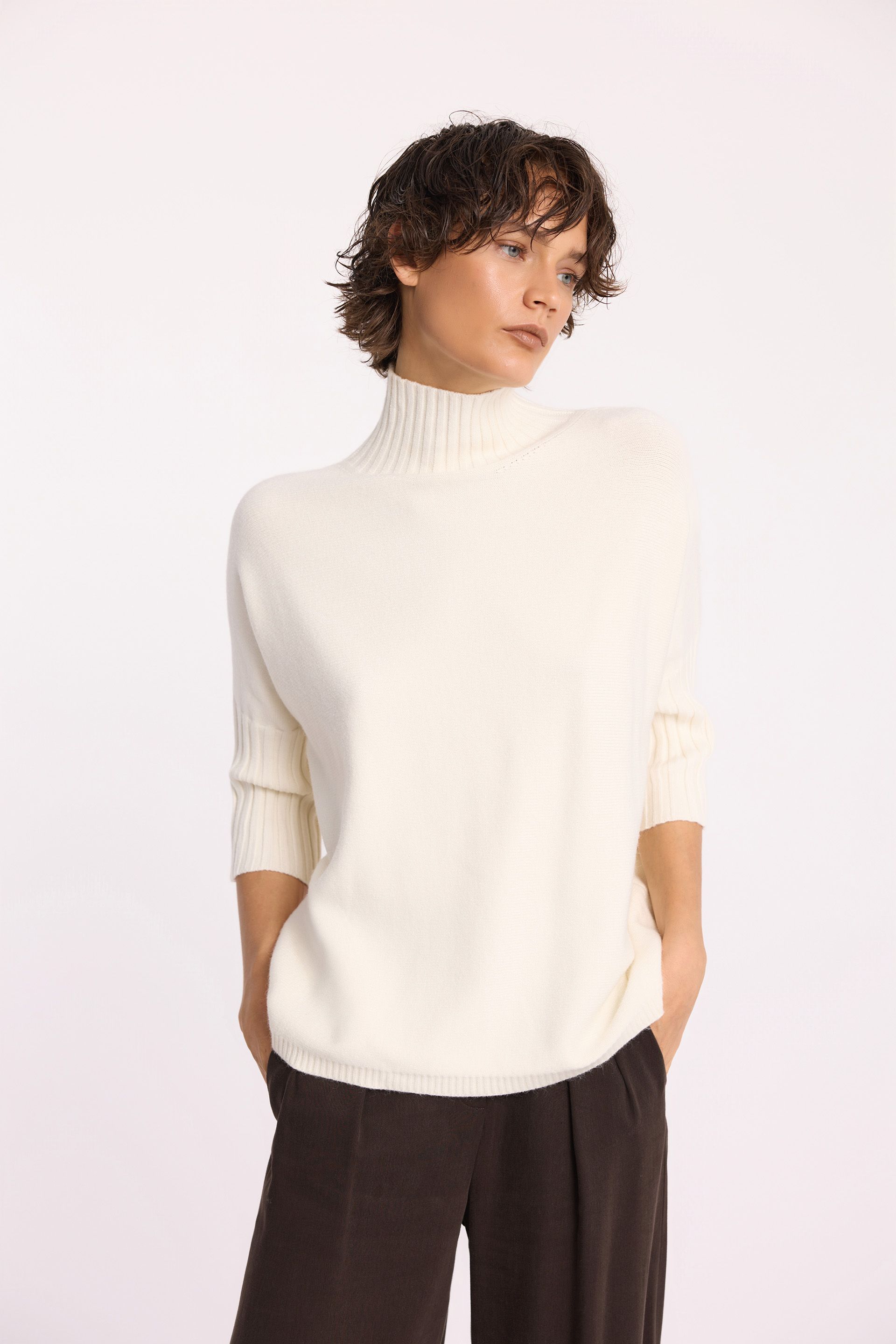 Sweter z golfem z domieszką modalu w kolorze ecru