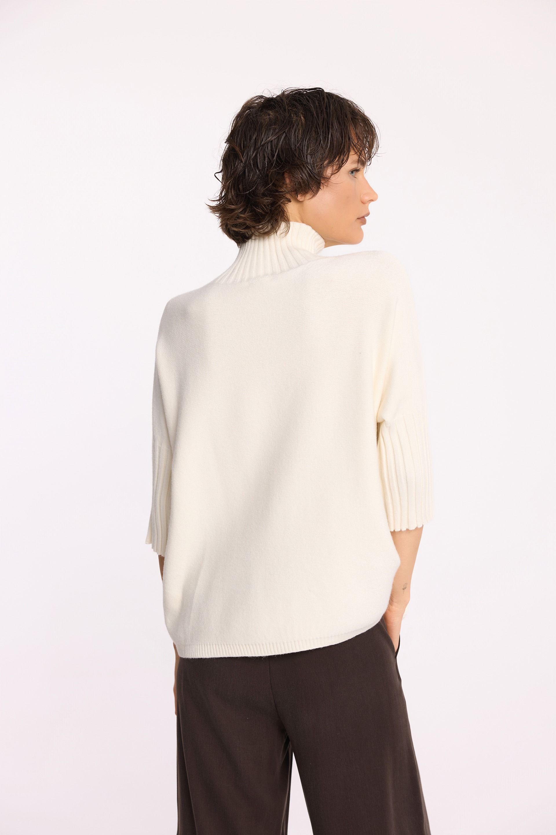 Sweter z golfem z domieszką modalu w kolorze ecru | Makalu