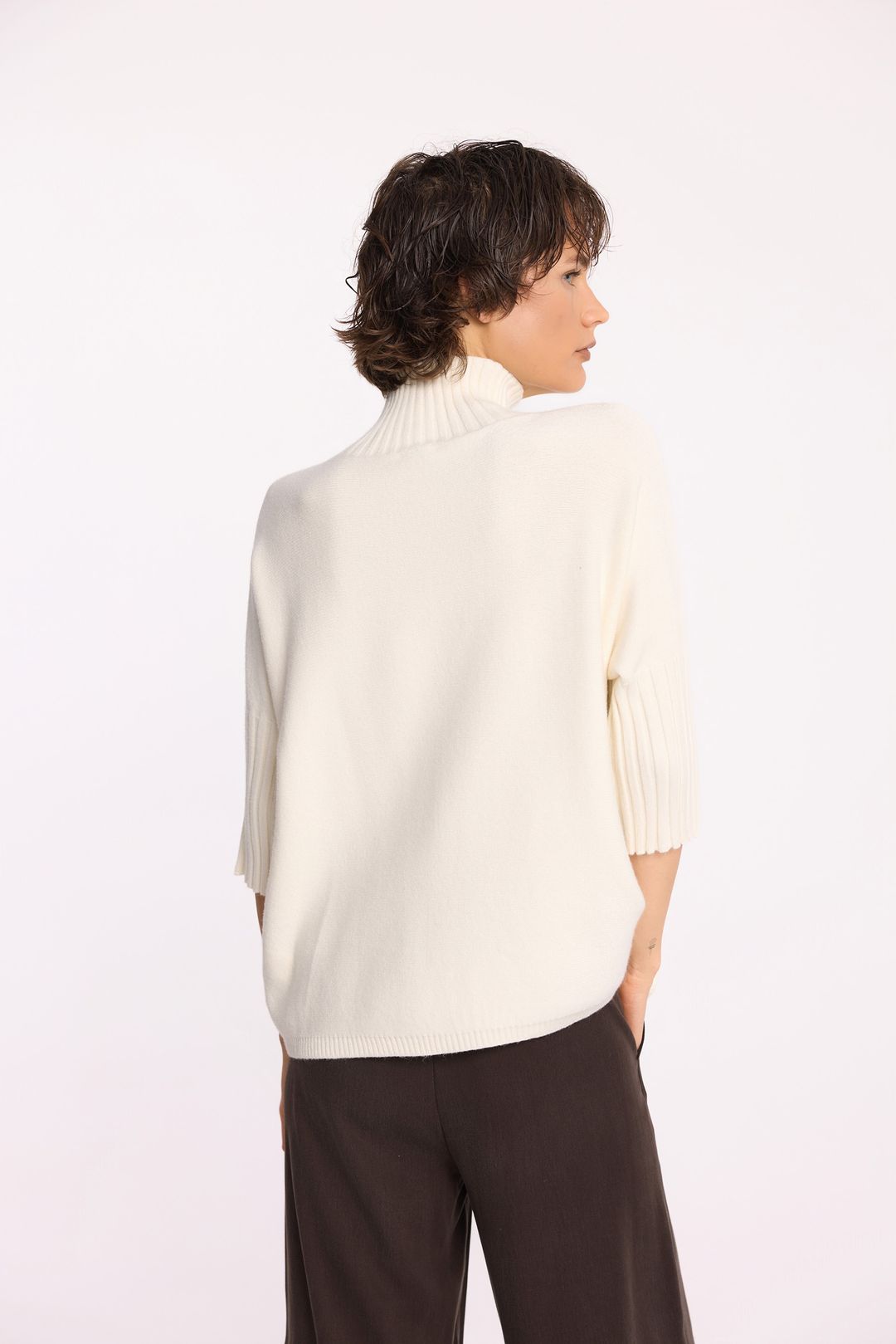 Sweter z golfem z domieszką modalu w kolorze ecru | Makalu