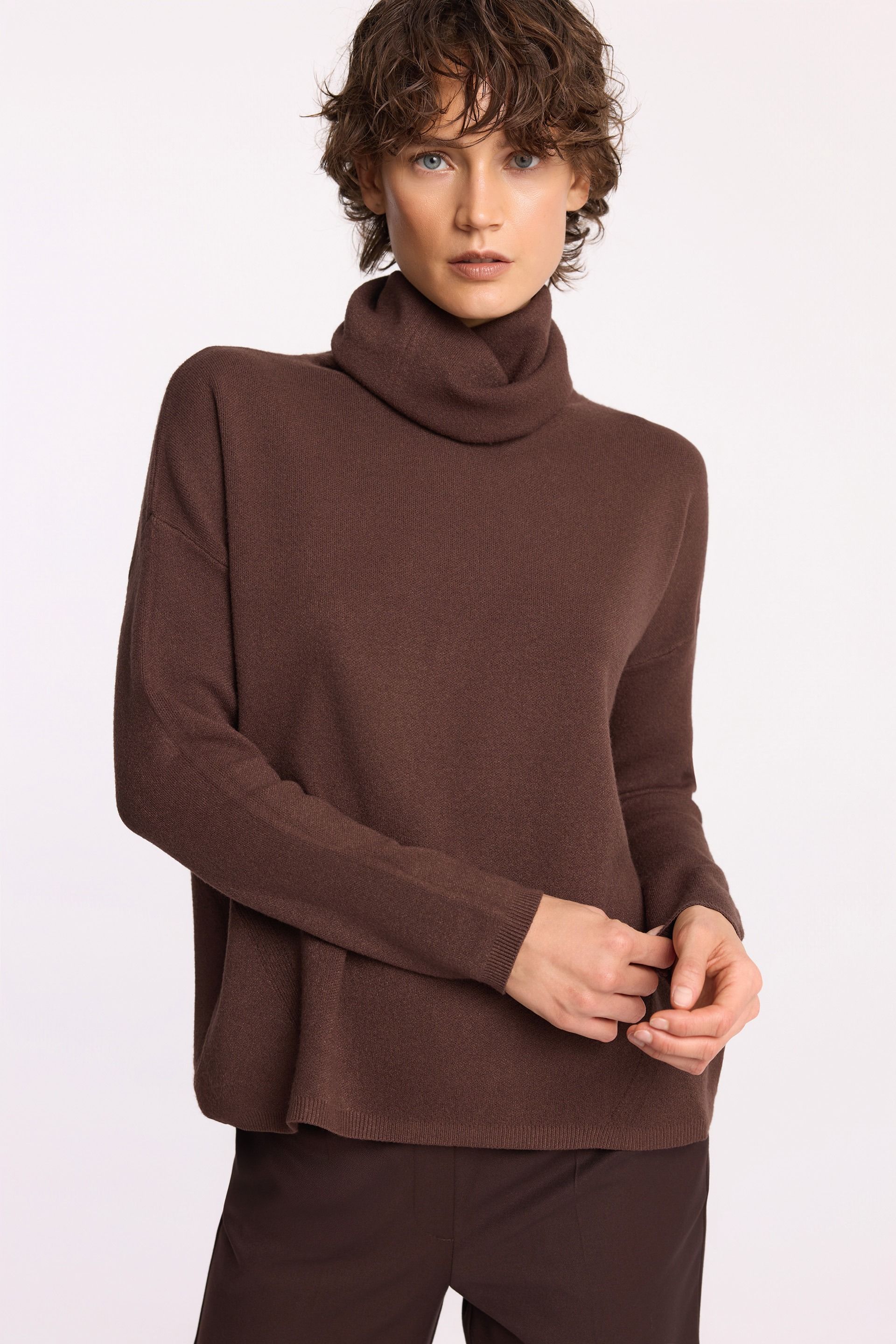 Brązowy sweter z golfem z modalu i wiskozy – klasyka w eleganckim wydaniu | Makalu