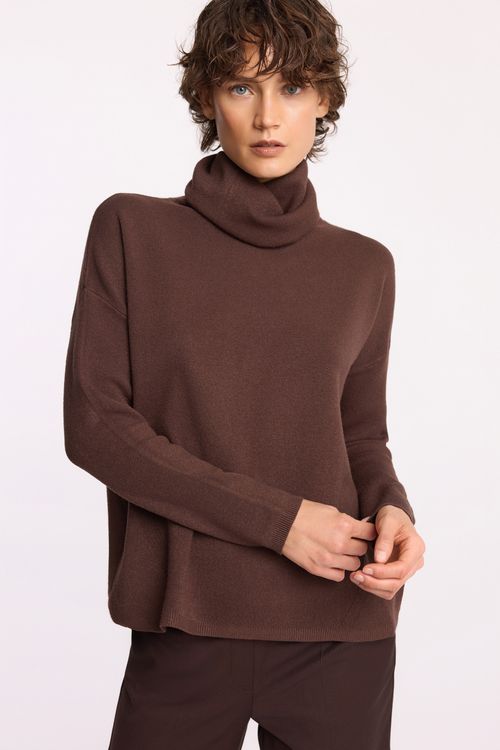 Brązowy sweter z golfem z modalu i wiskozy – klasyka w eleganckim wydaniu | Makalu