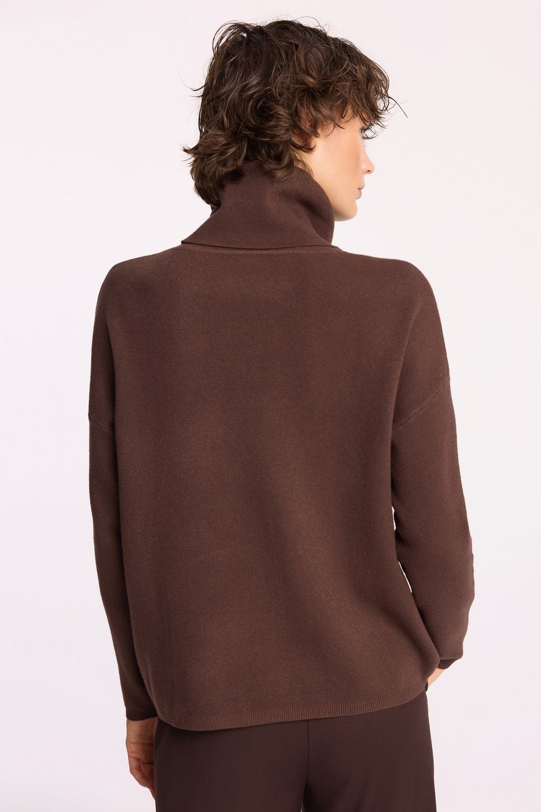Brązowy sweter z golfem z modalu i wiskozy – klasyka w eleganckim wydaniu | Makalu