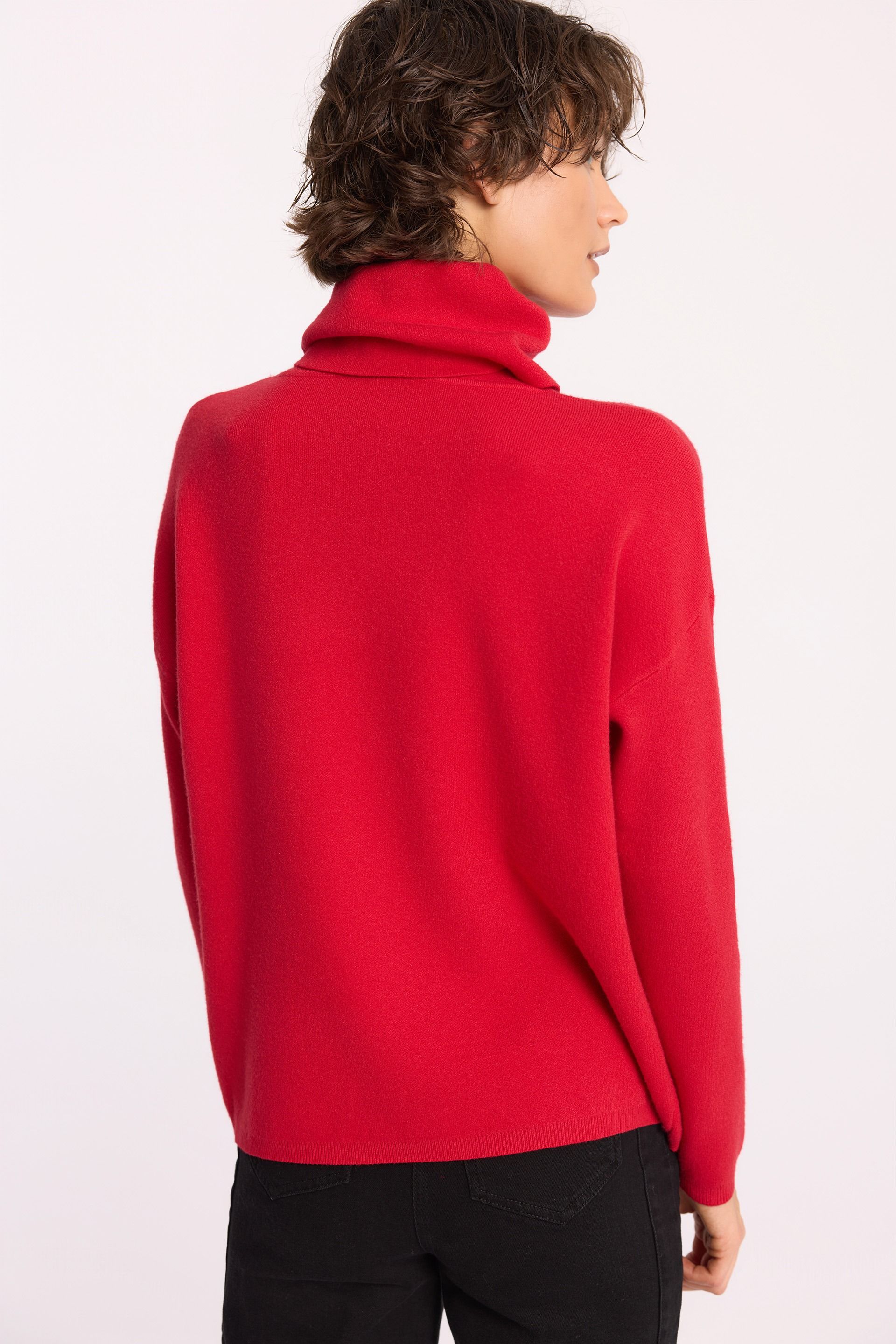 Czerwony sweter z golfem z modalu i wiskozy – stylowy i wygodny | Makalu