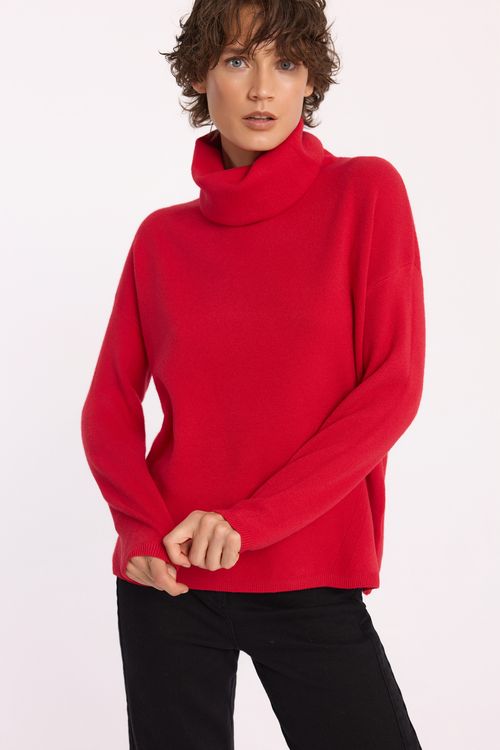 Czerwony sweter z golfem z domieszką modalu