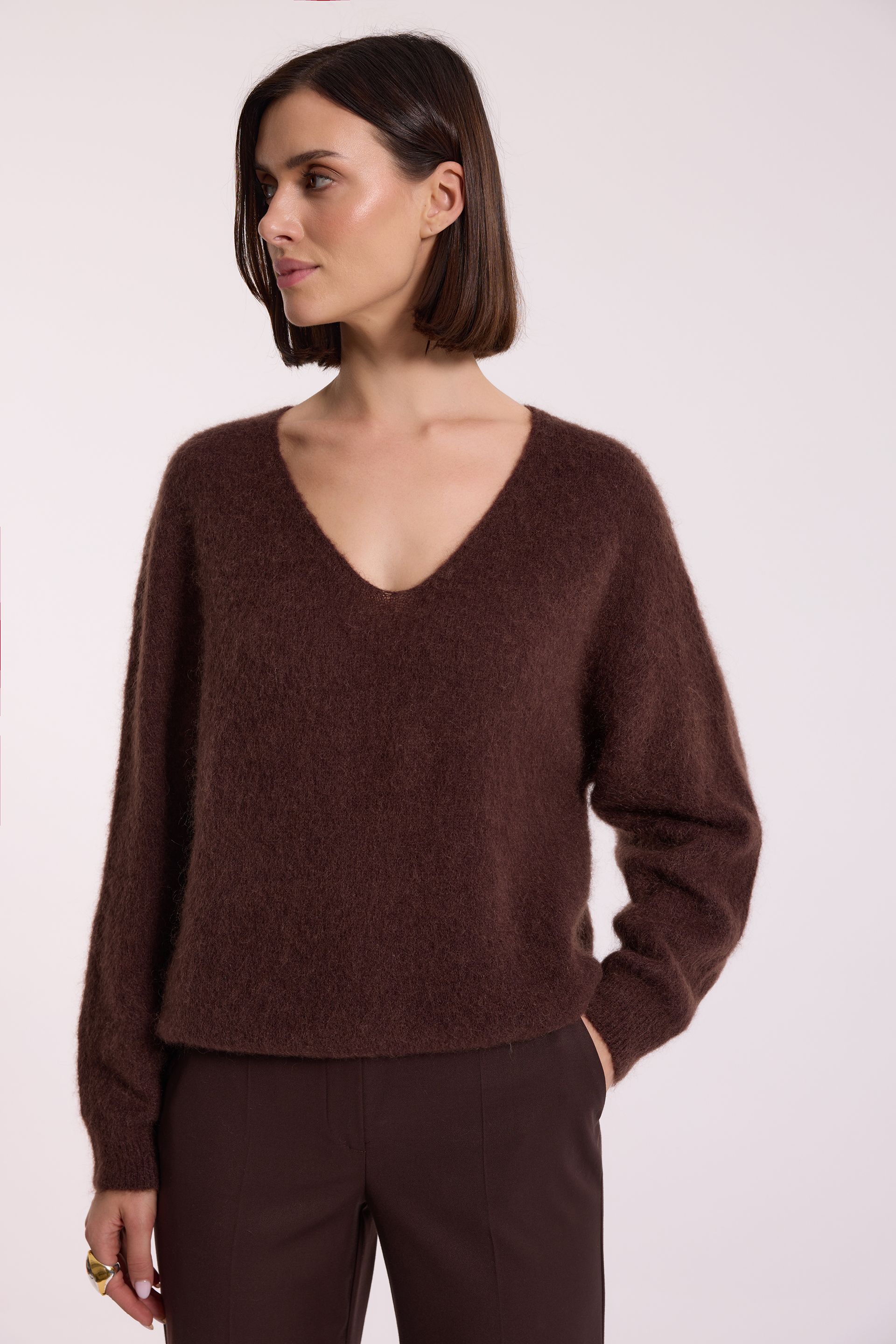 Moherowy sweter z domieszką wełny merino w brązowym kolorze