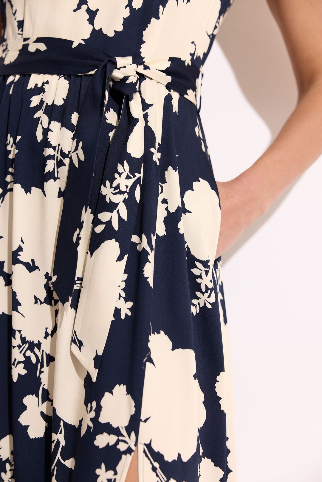 Granatowo-ecru sukienka maxi w print – damska sukienka
