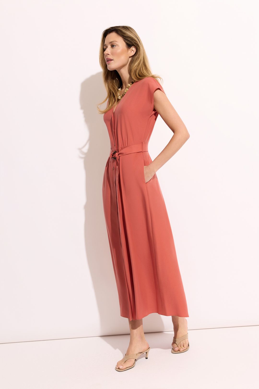 Koralowa sukienka midi z lyocellu – elegancka sukienka damska