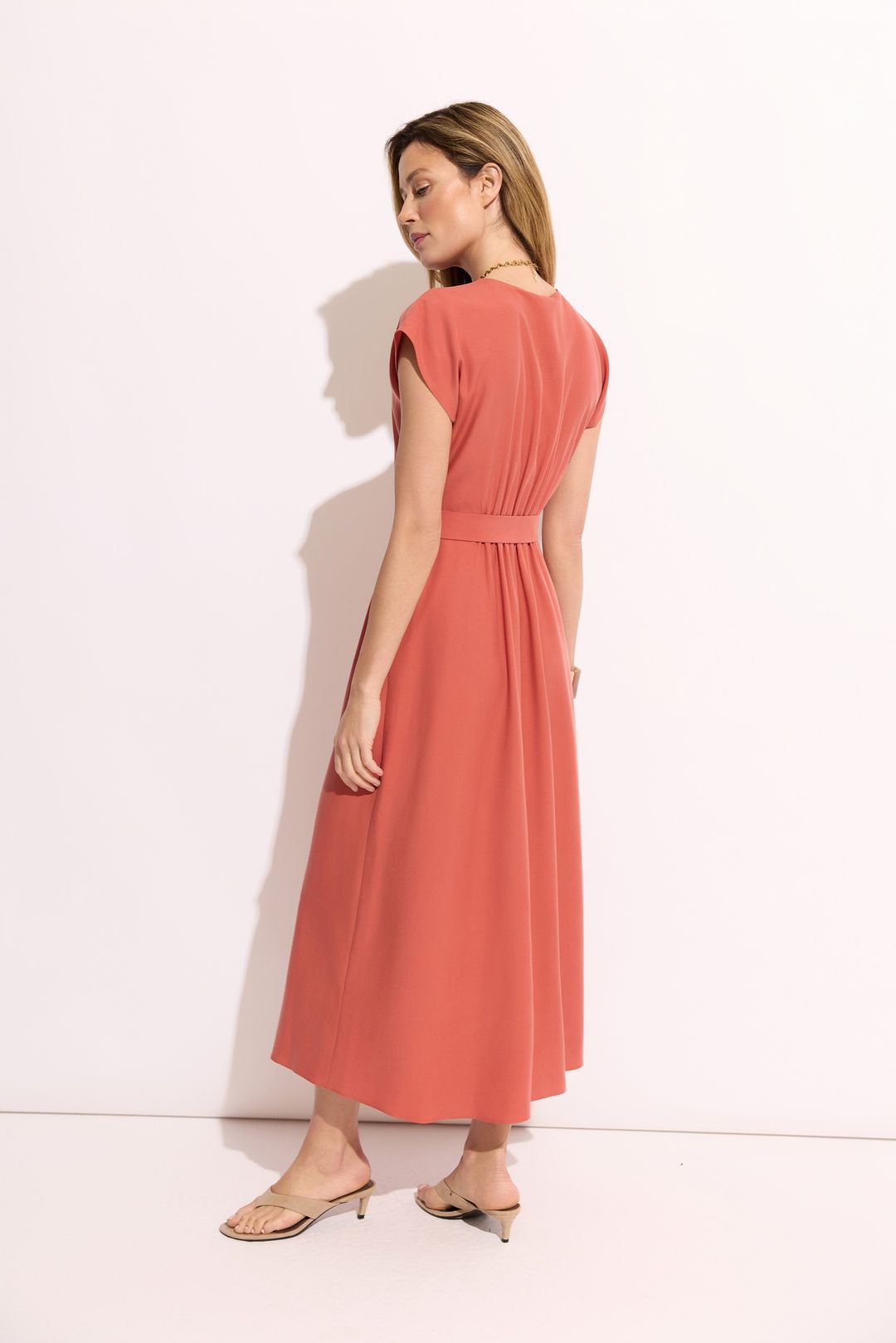 Koralowa sukienka midi z lyocellu – elegancka sukienka damska