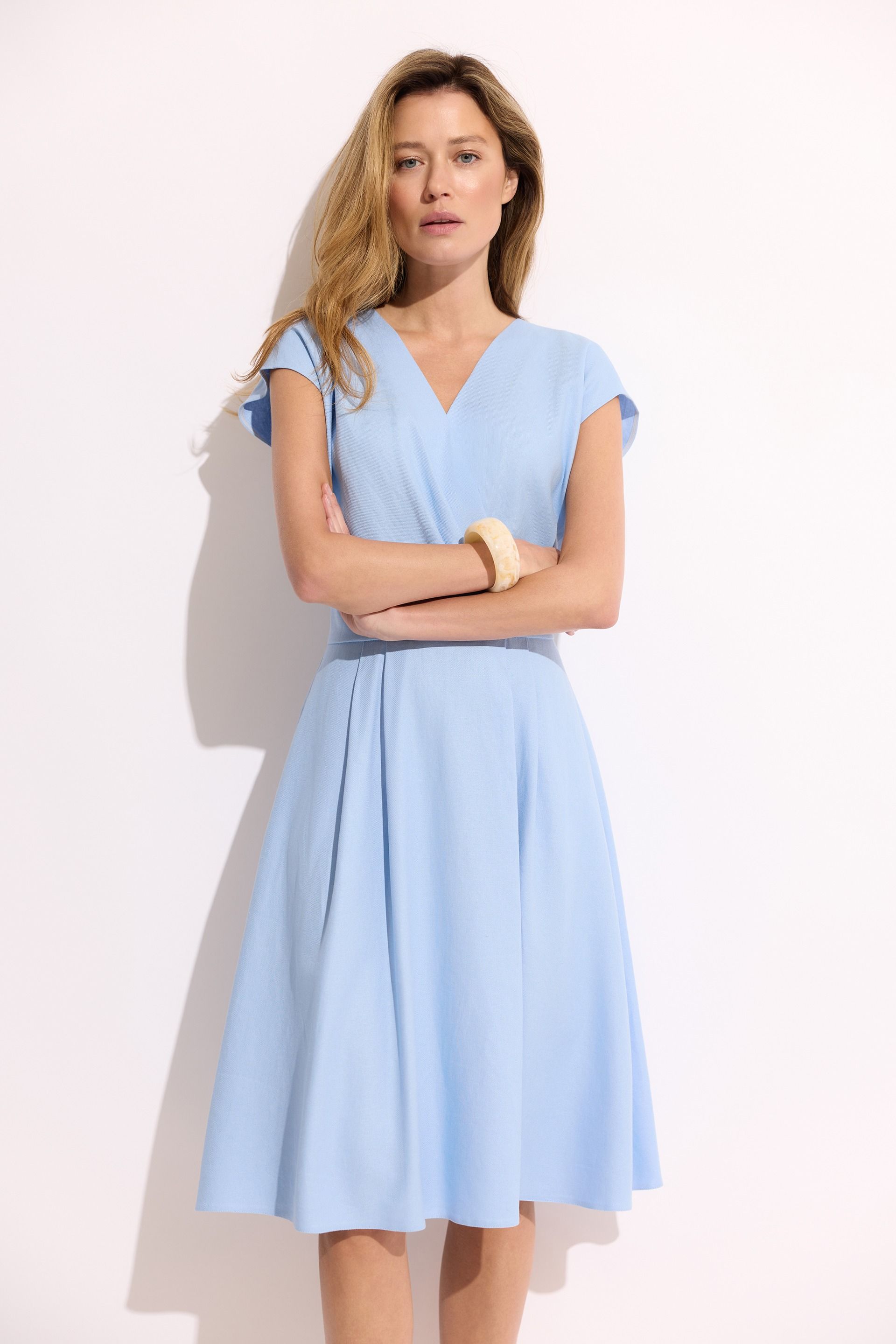 Jasnoniebieska sukienka z lnem – elegancka sukienka damska