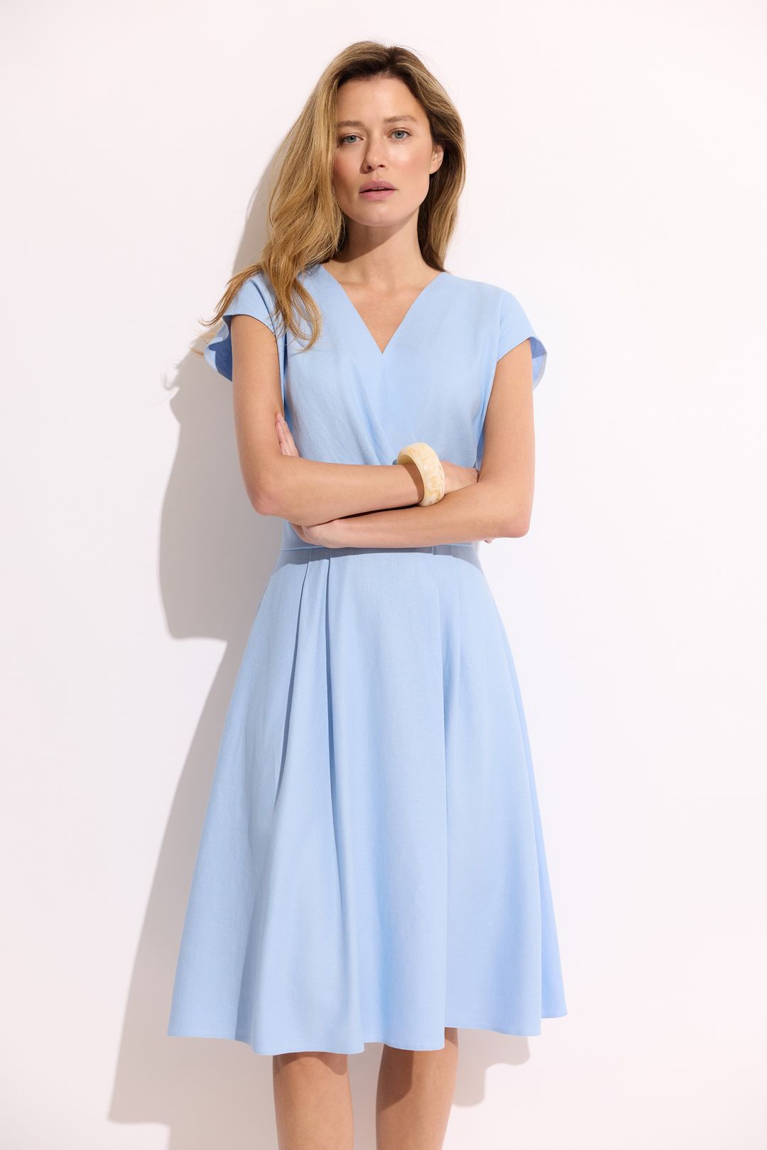 Jasnoniebieska sukienka z lnem – elegancka sukienka damska