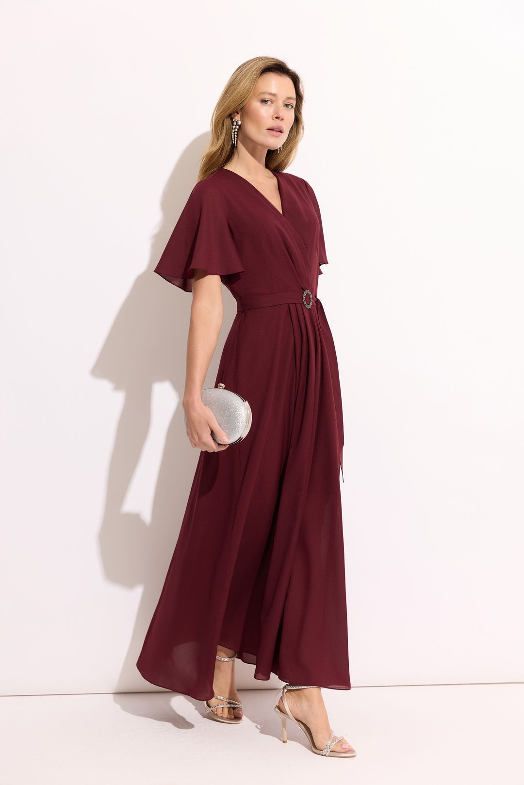 Bordowa sukienka maxi z paskiem – elegancka sukienka damska
