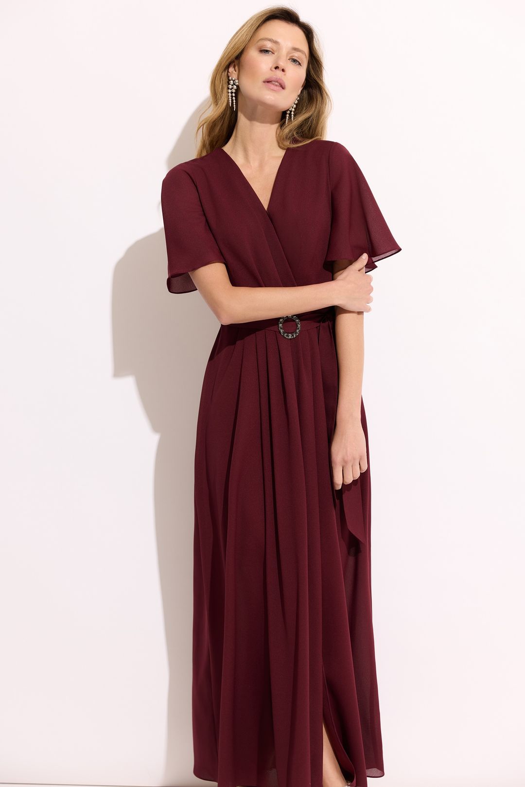 Bordowa sukienka maxi z paskiem – elegancka sukienka damska