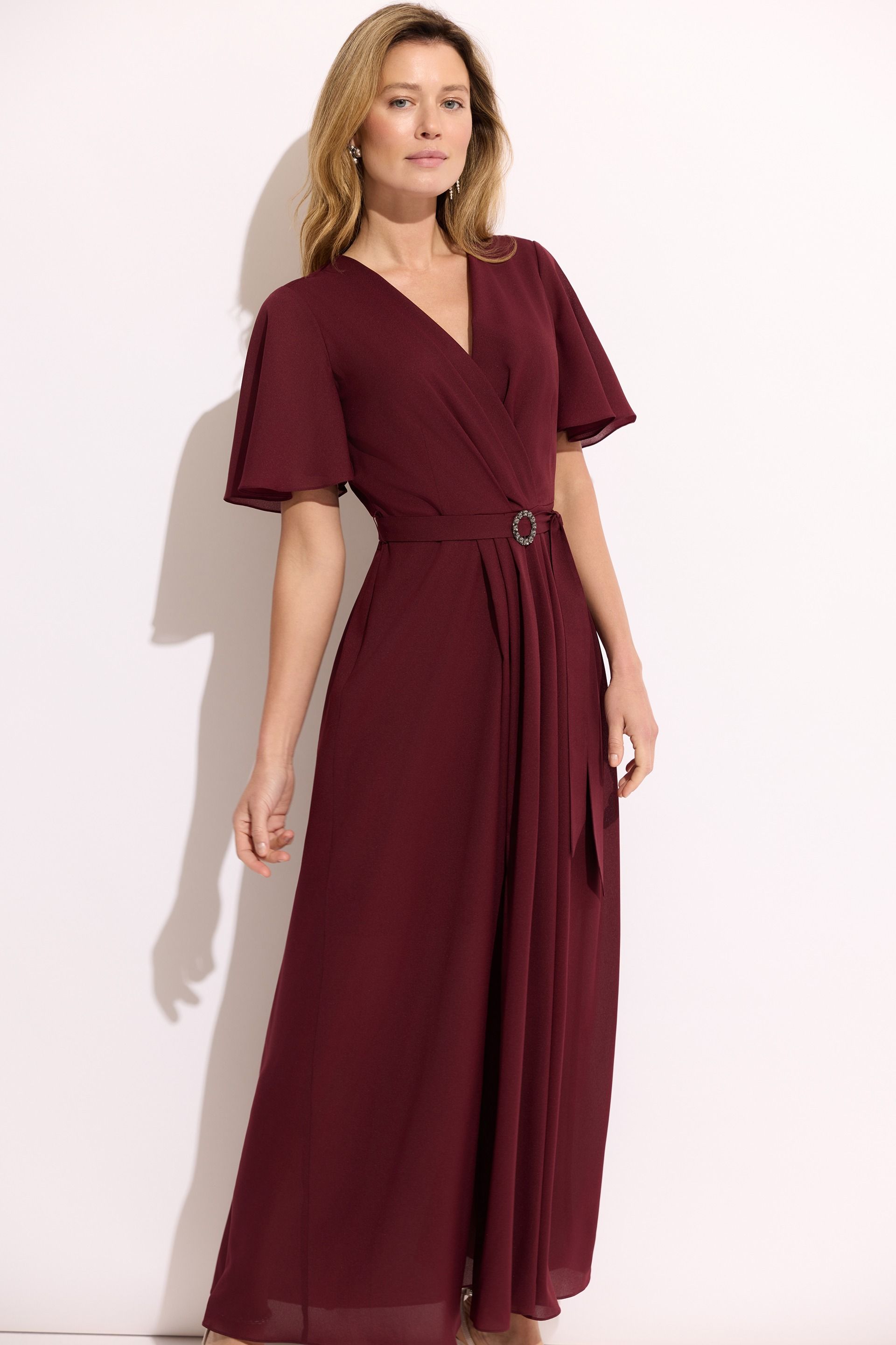 Bordowa sukienka maxi z paskiem – elegancka sukienka damska