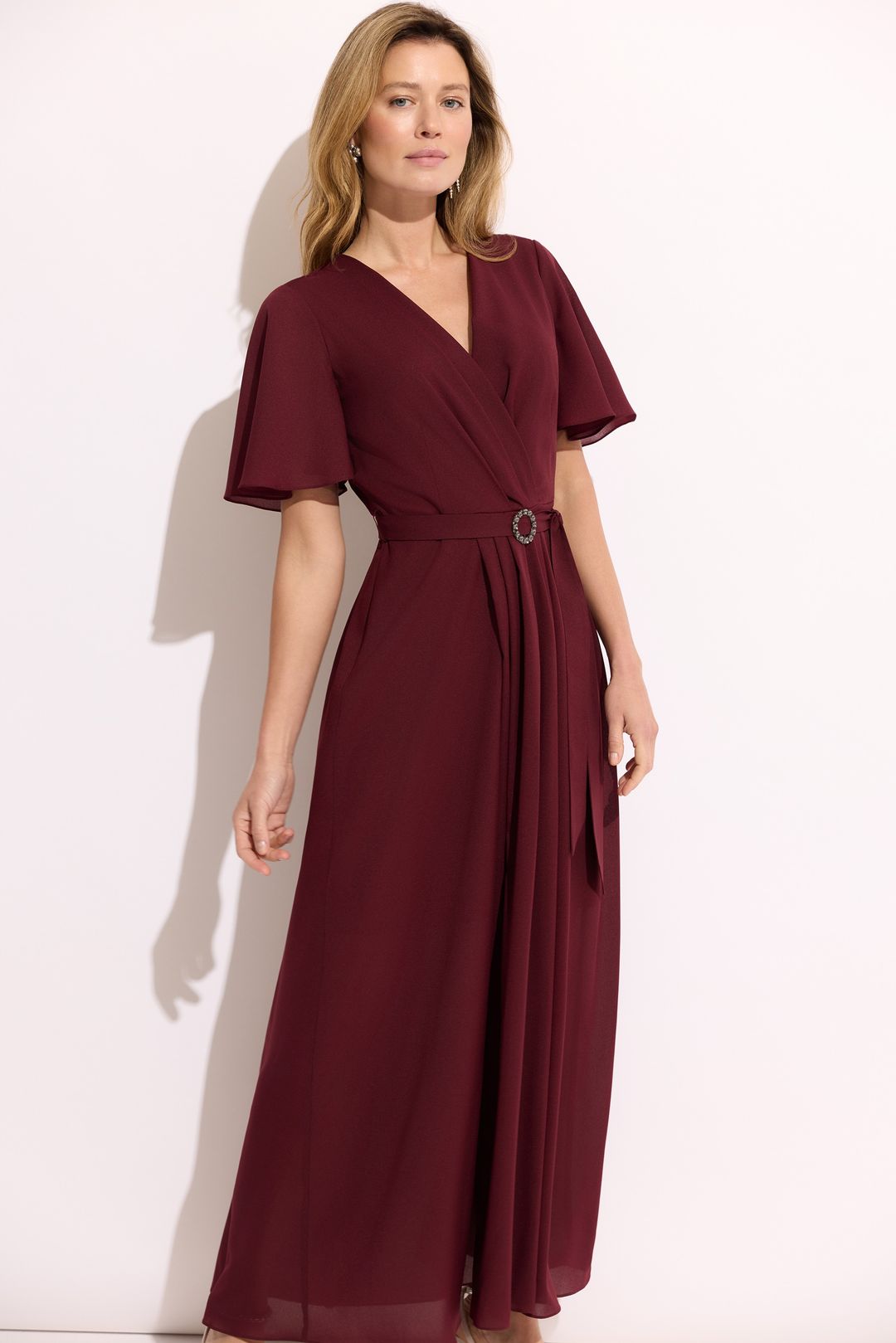 Bordowa sukienka maxi z paskiem – elegancka sukienka damska