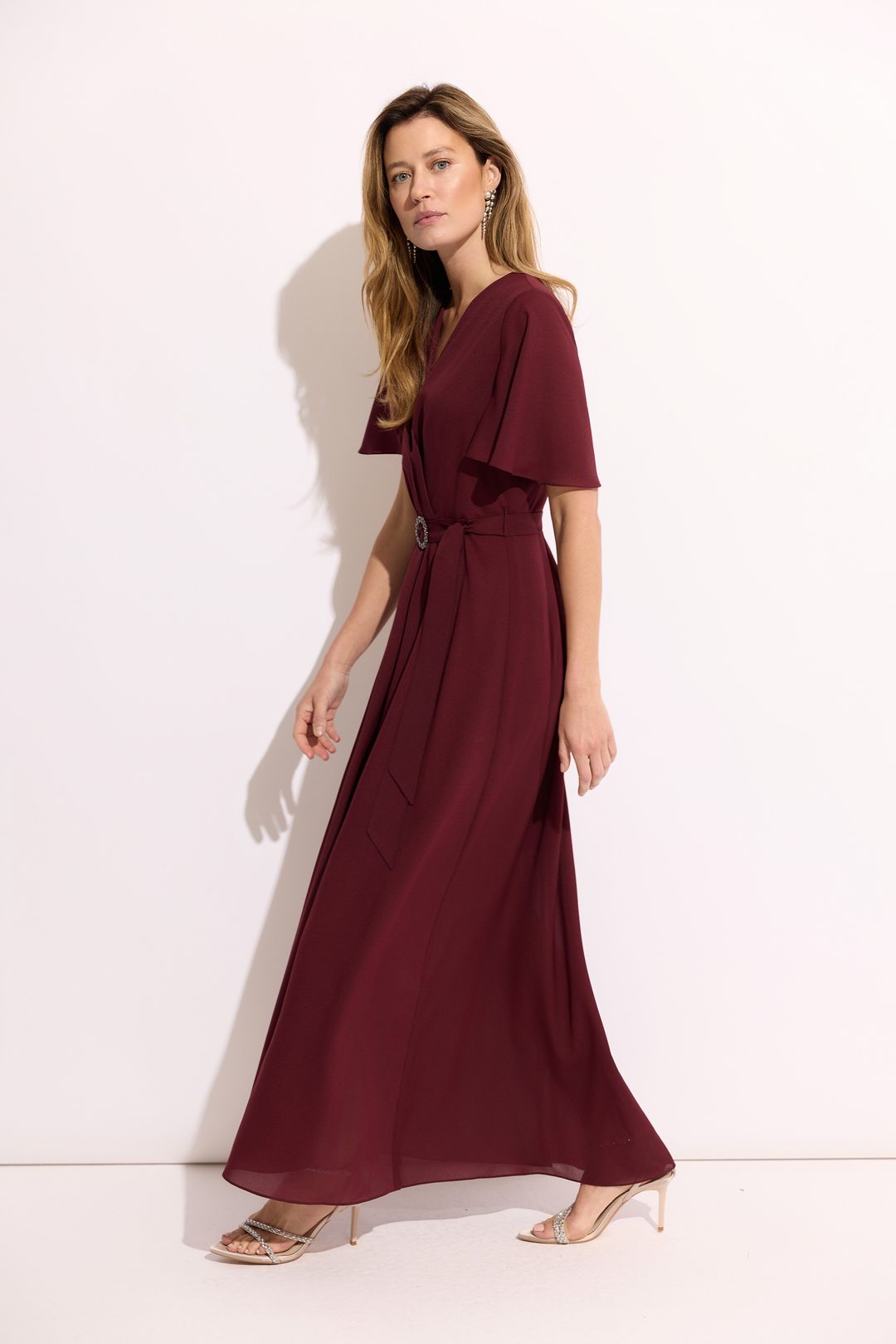 Bordowa sukienka maxi z paskiem – elegancka sukienka damska