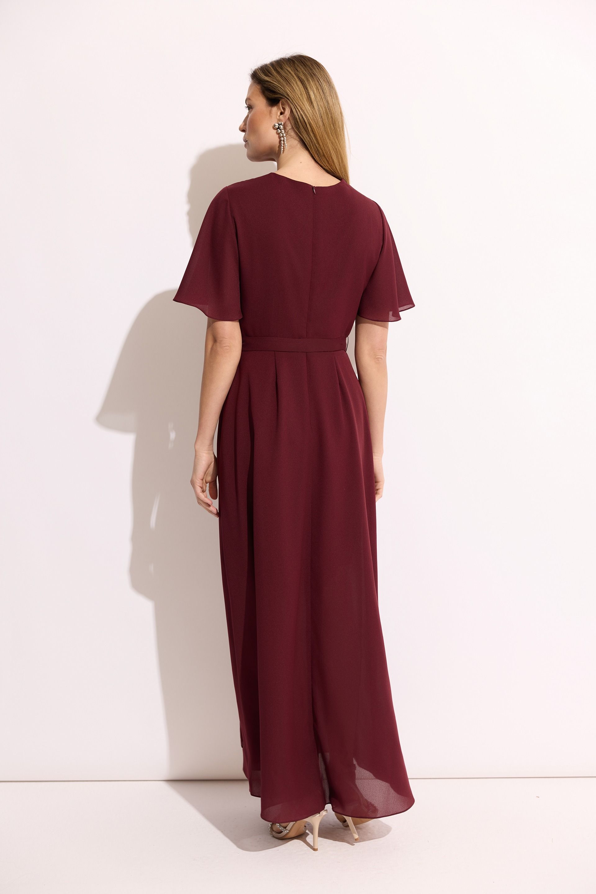 Bordowa sukienka maxi z paskiem – elegancka sukienka damska
