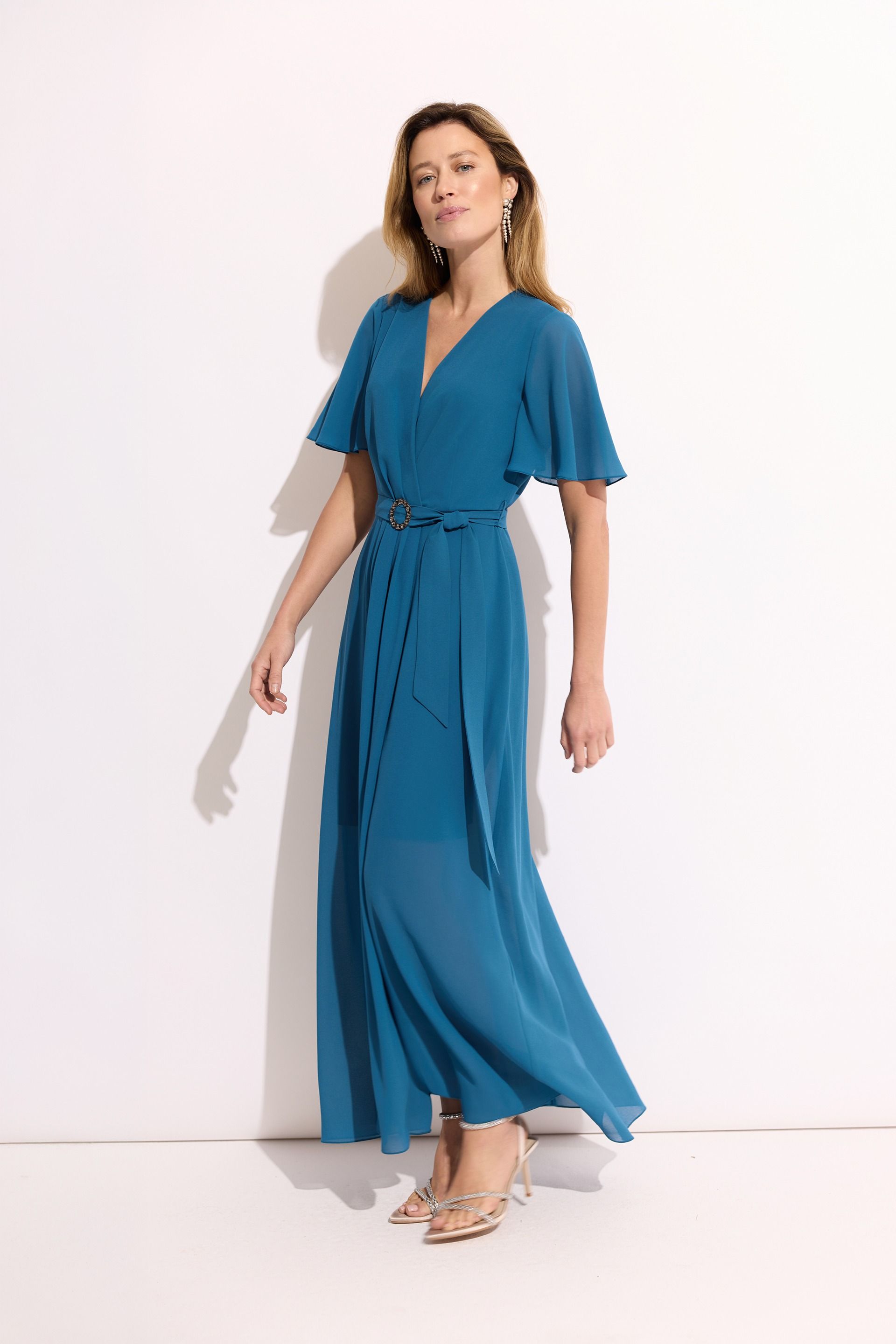 Niebieska sukienka maxi z paskiem – elegancka sukienka damska
