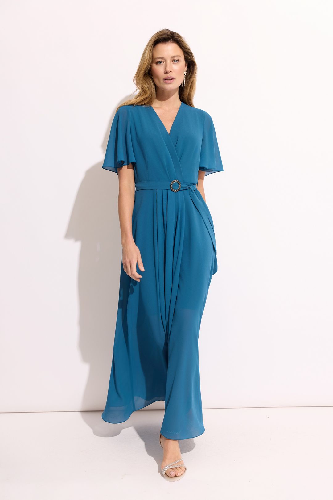 Niebieska sukienka maxi z paskiem – elegancka sukienka damska