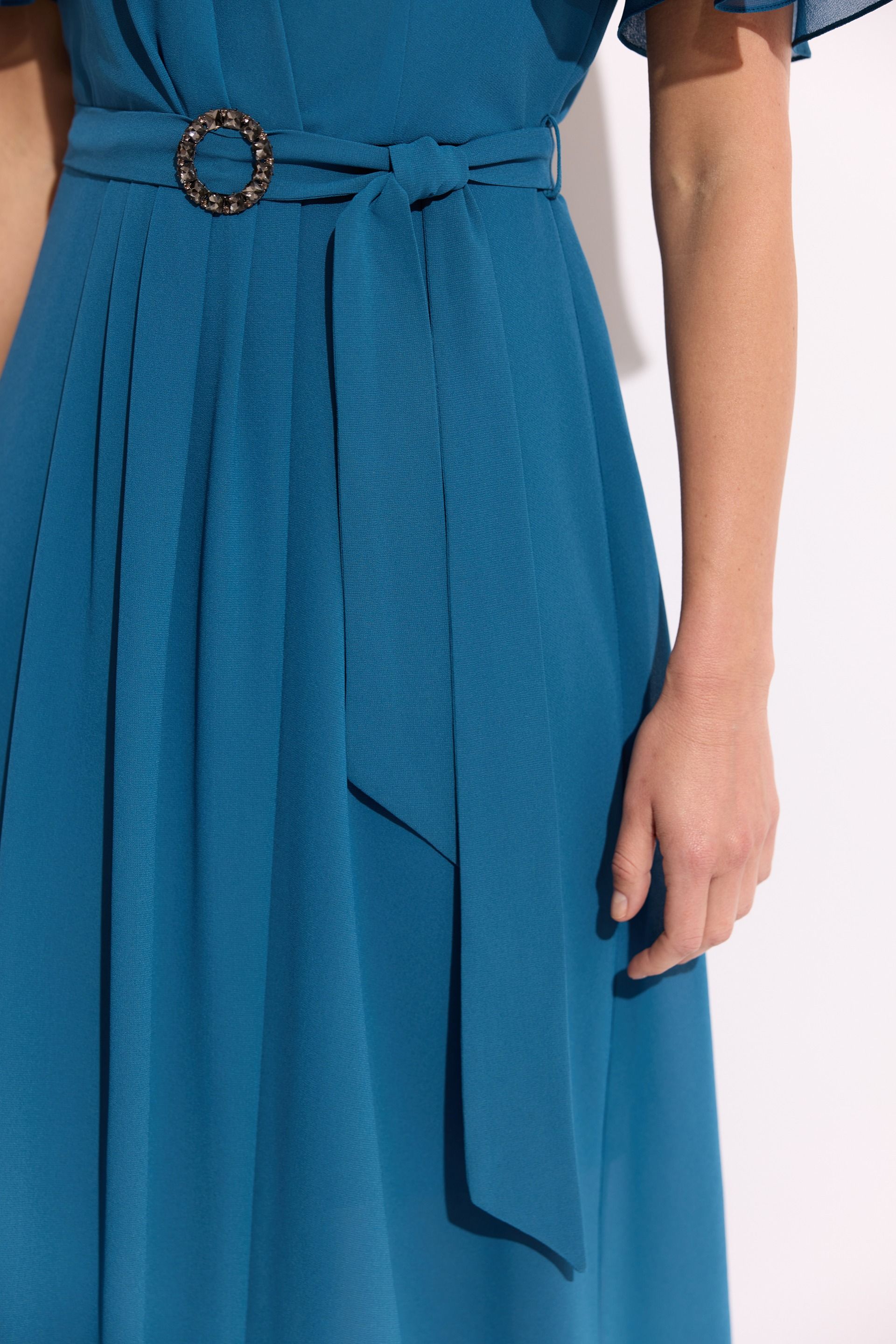 Niebieska sukienka maxi z paskiem – elegancka sukienka damska