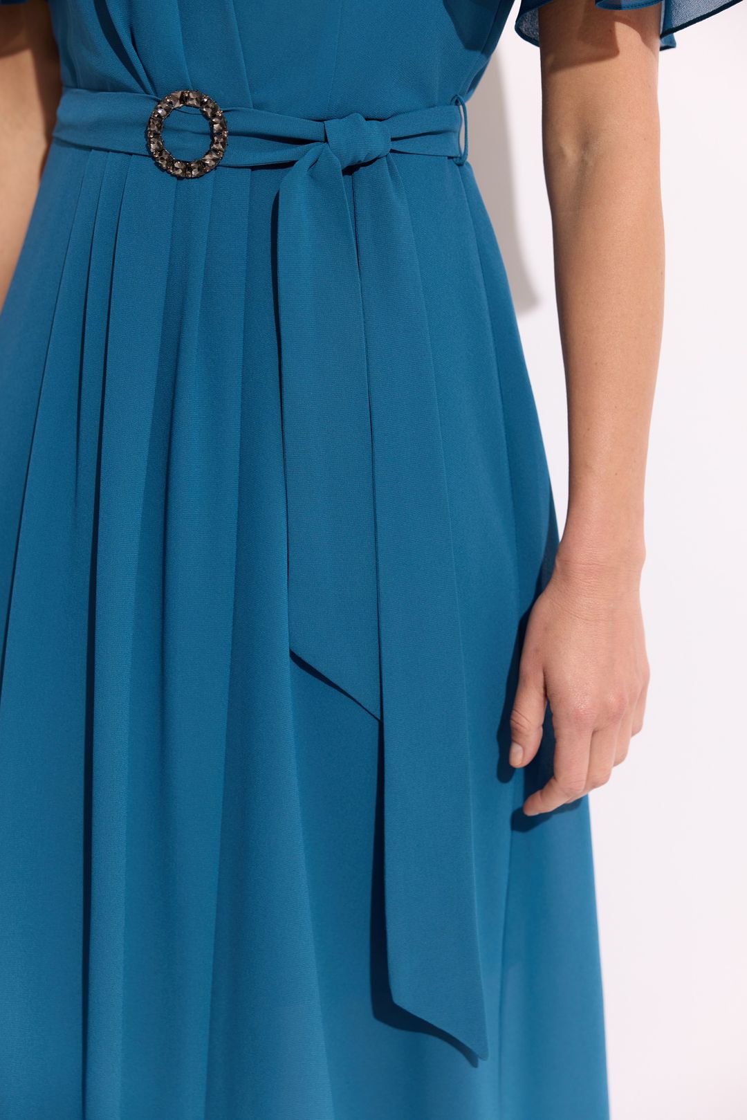 Niebieska sukienka maxi z paskiem – elegancka sukienka damska
