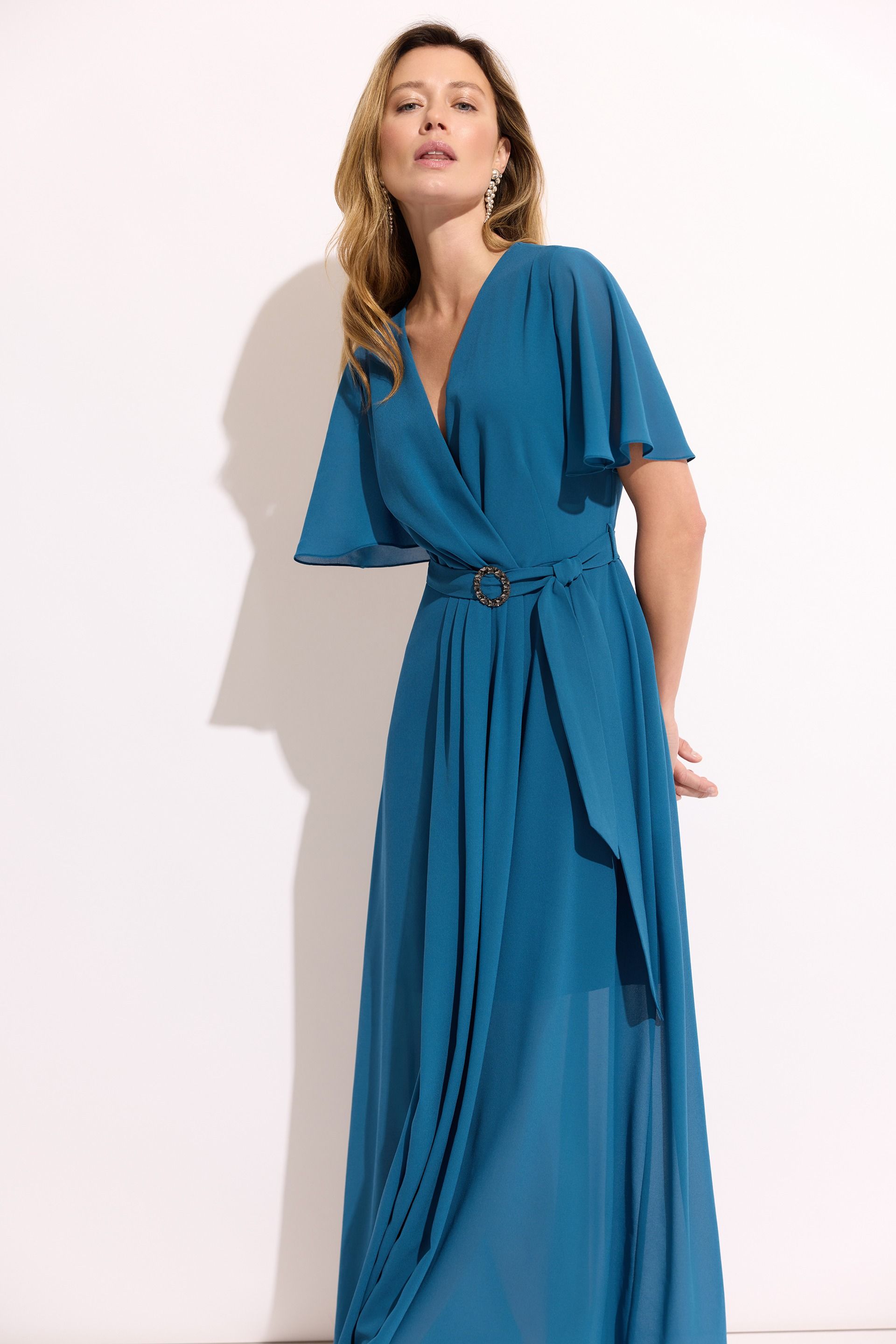 Niebieska sukienka maxi z paskiem – elegancka sukienka damska