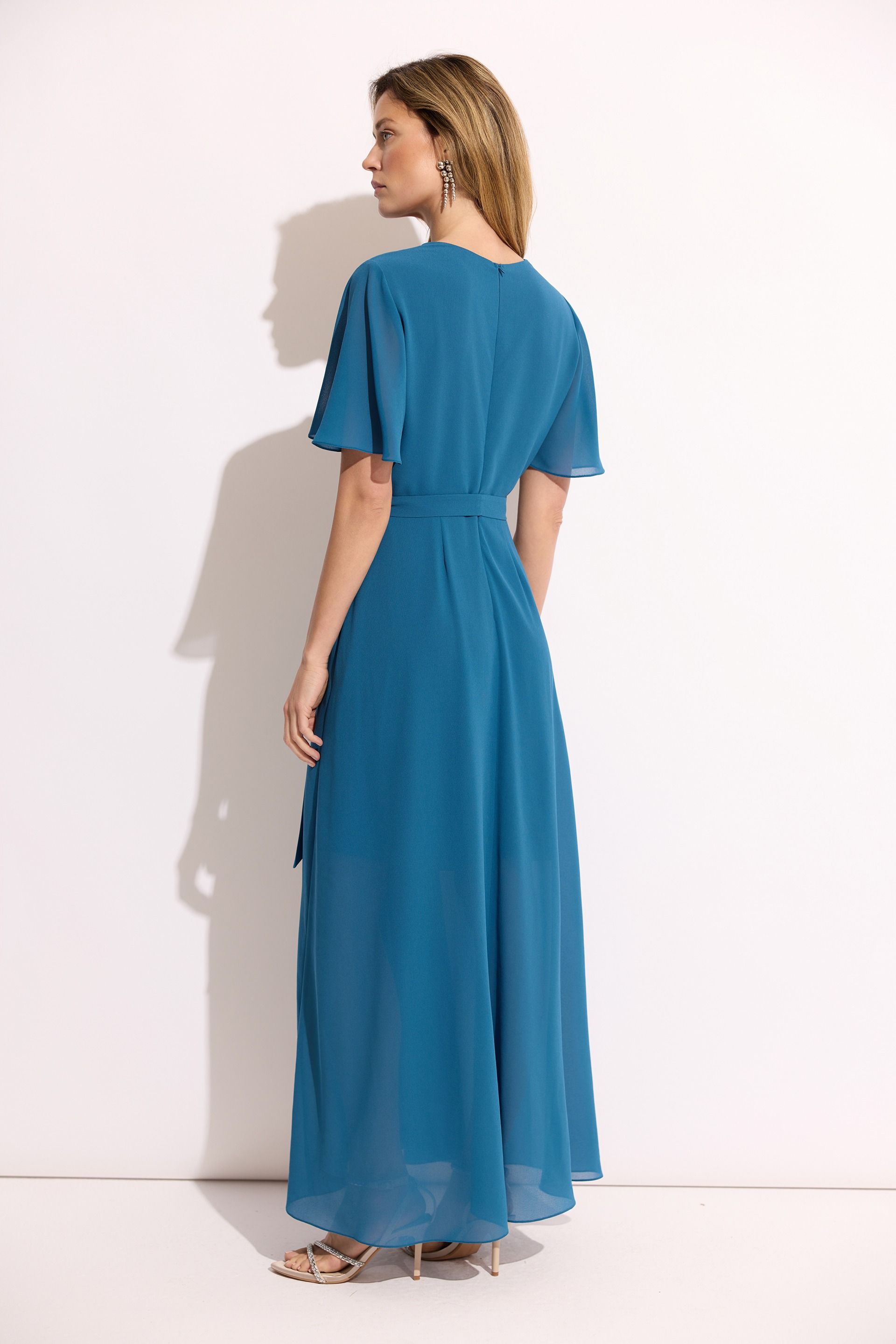 Niebieska sukienka maxi z paskiem – elegancka sukienka damska