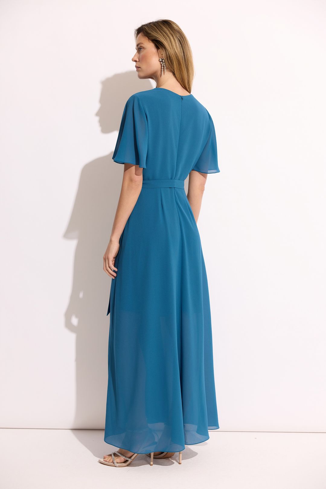 Niebieska sukienka maxi z paskiem – elegancka sukienka damska