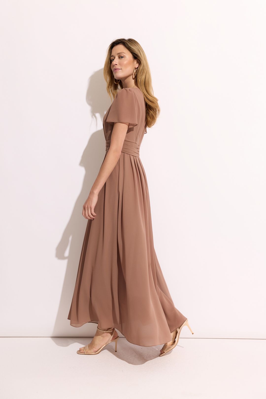 Beżowo-brązowa sukienka maxi – elegancka sukienka damska