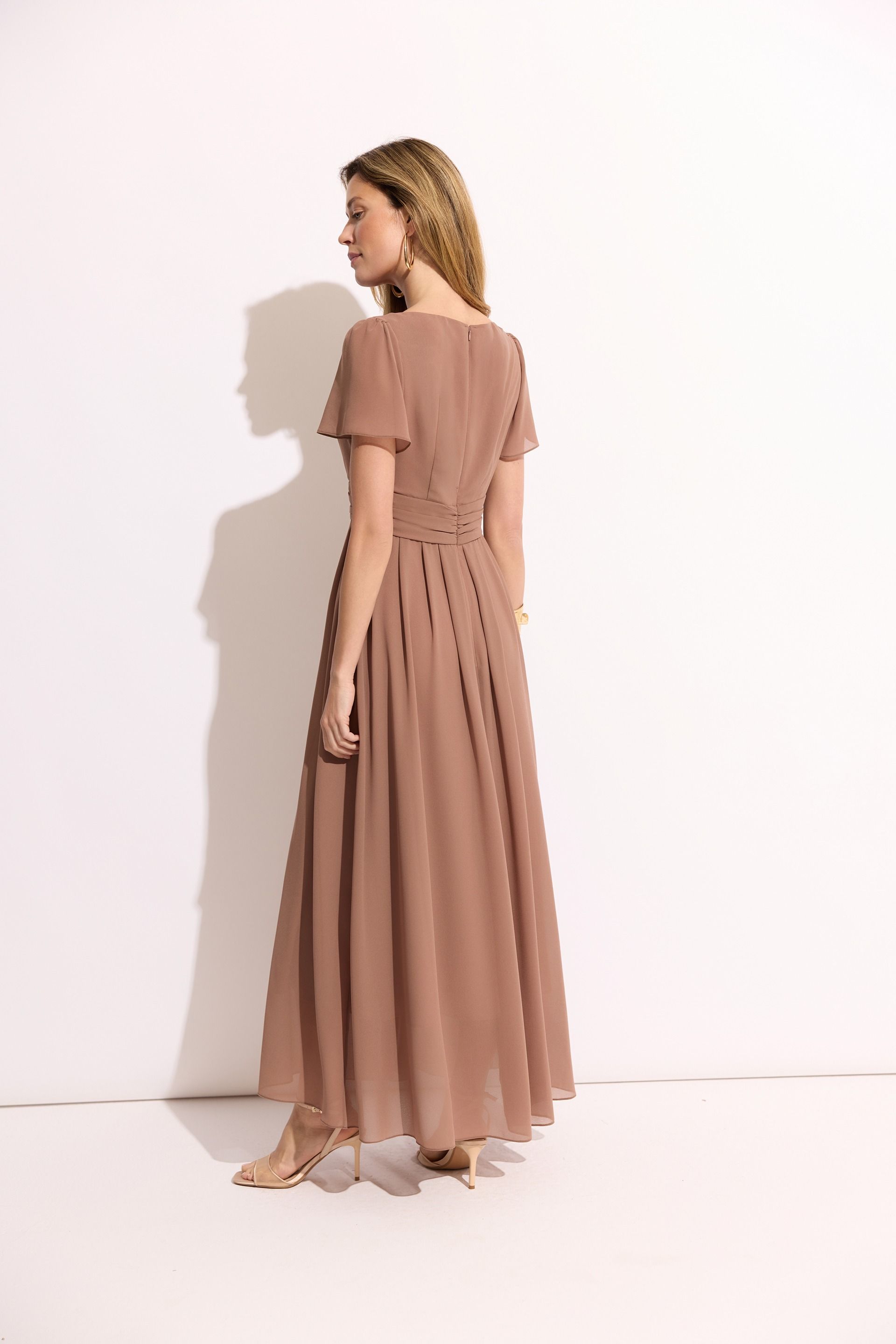 Beżowo-brązowa sukienka maxi – elegancka sukienka damska