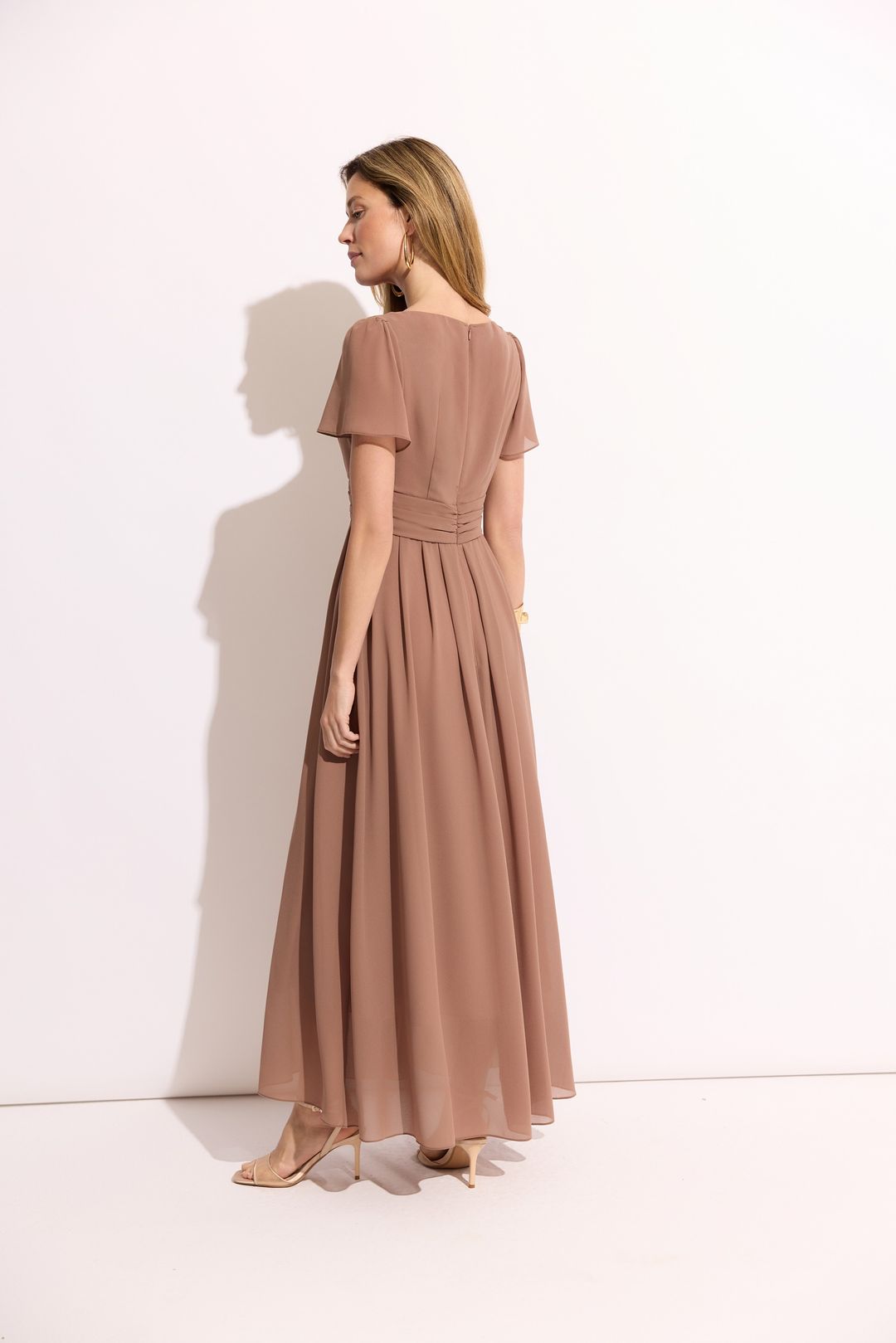 Beżowo-brązowa sukienka maxi – elegancka sukienka damska