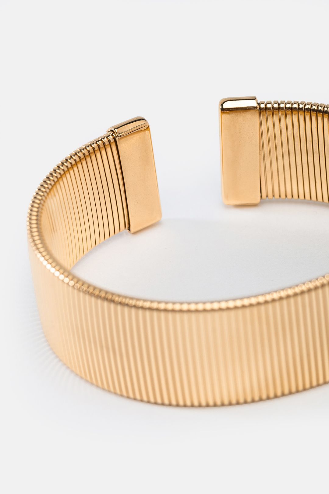 Złota bransoletka cuff ryflowana | Makalu
