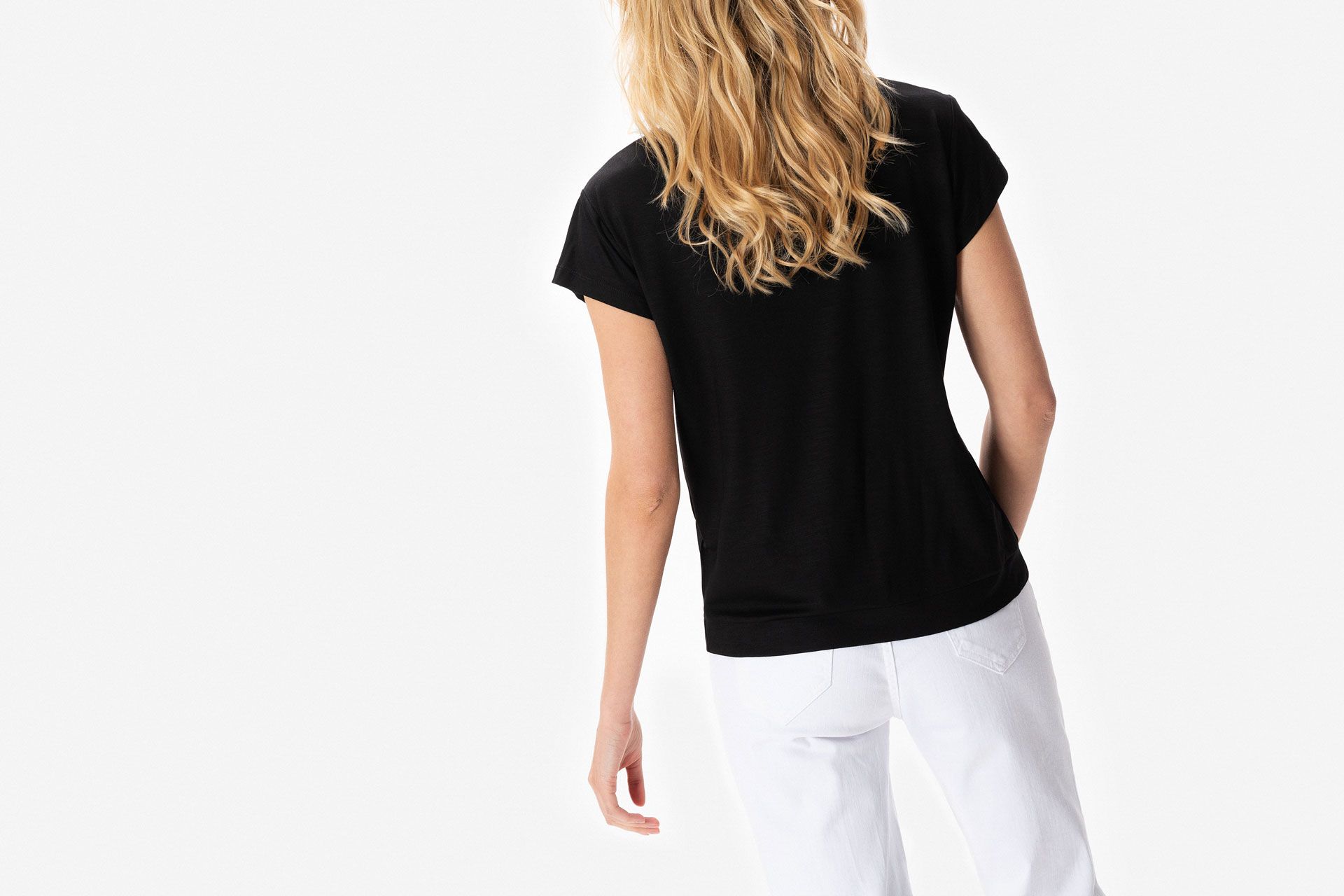 Dzianinowy t-shirt w czarnym kolorze Makalu